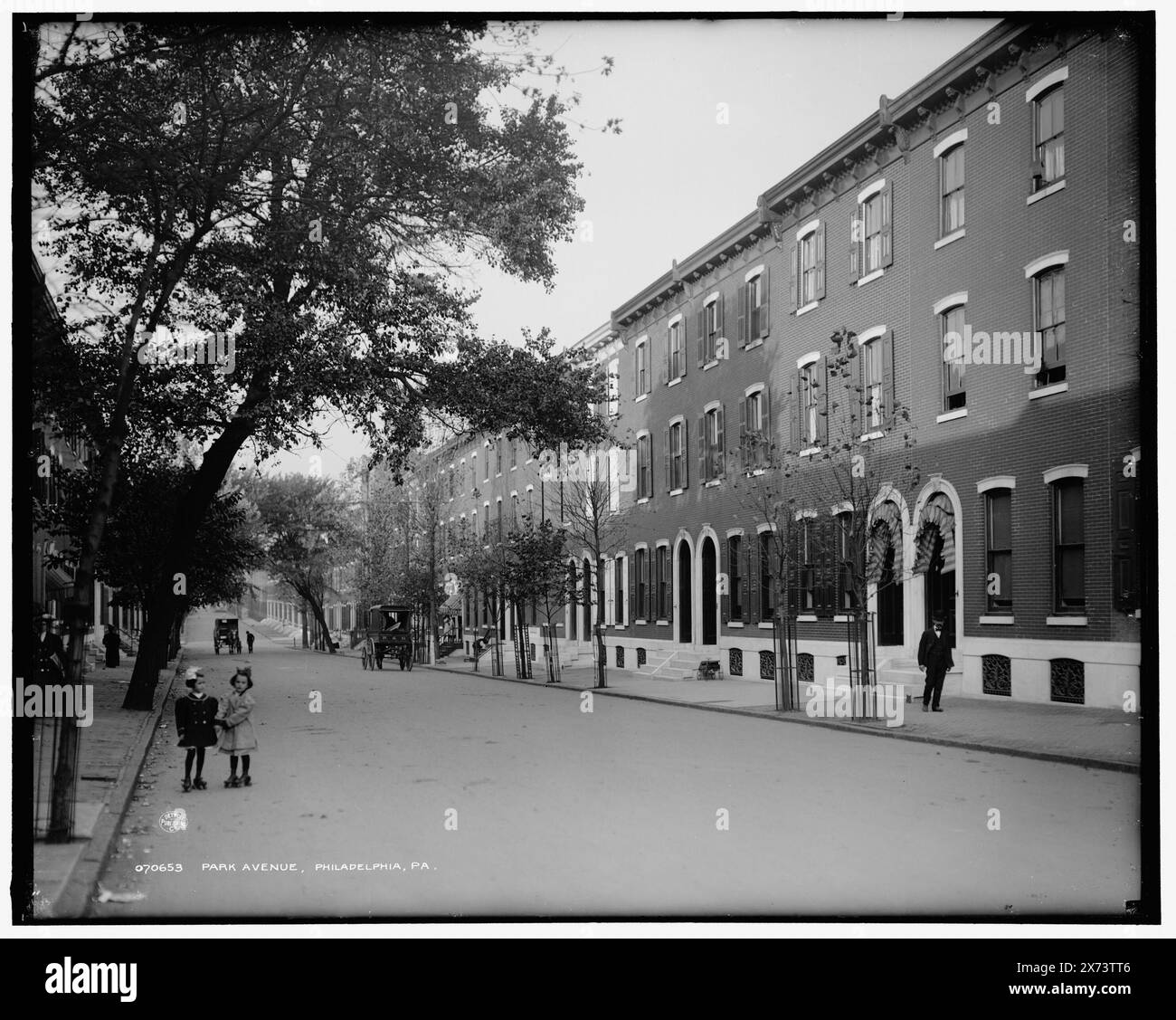 Park Avenue, Philadelphie, Pa., 'H 380' sur négatif., Detroit Publishing Co. No. 070653., Gift ; State Historical Society of Colorado ; 1949, Streets. , Row Houses. , États-Unis, Pennsylvanie, Philadelphie. Banque D'Images