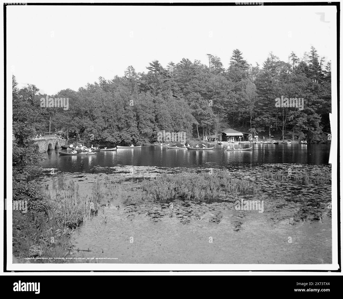 Canoë sur Charles River, Charles River Reservation, Mass., négatif cassé à travers le centre., Detroit Publishing Co. No. 019644., Gift ; State Historical Society of Colorado ; 1949, Rivers. , Canoës. , Parcs. , États-Unis, Massachusetts, Charles River. , États-Unis, Massachusetts, Charles River Reservation. Banque D'Images