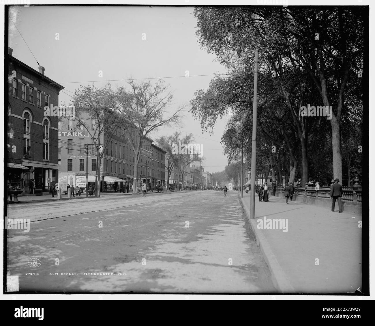 Elm Street, Manchester, N.H., '44474' sur négatif., Detroit Publishing Co. No. 070412., Gift ; State Historical Society of Colorado ; 1949, Streets. , Installations commerciales. , États-Unis, New Hampshire, Manchester. Banque D'Images