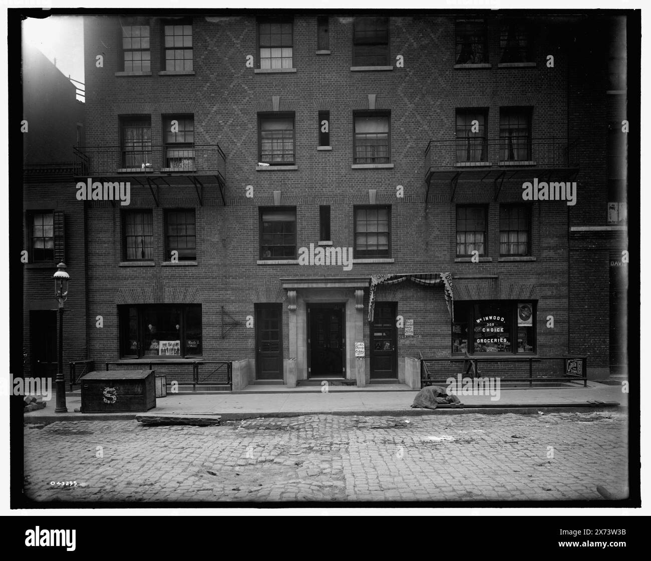 Extérieur de tenement, New York City, titre tiré de la veste., Detroit Publishing Co. No. 043295., Gift ; State Historical Society of Colorado ; 1949, Tenement Houses. , États-Unis, New York (State), New York. Banque D'Images