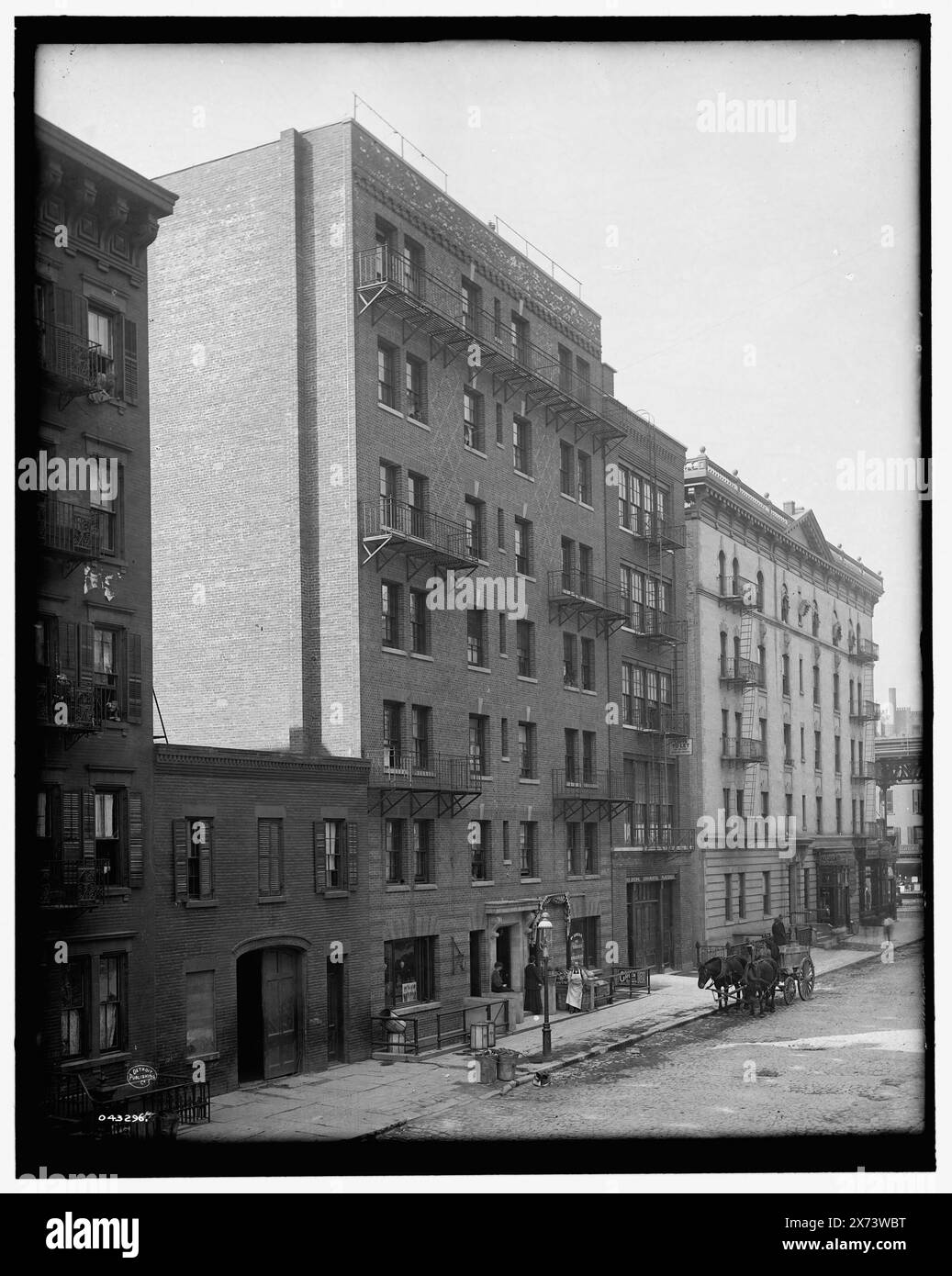 Extérieur de tenement, New York City, titre tiré de la veste., Detroit Publishing Co. No. 043296., Gift ; State Historical Society of Colorado ; 1949, Tenement Houses. , Rues. , États-Unis, New York (State), New York. Banque D'Images