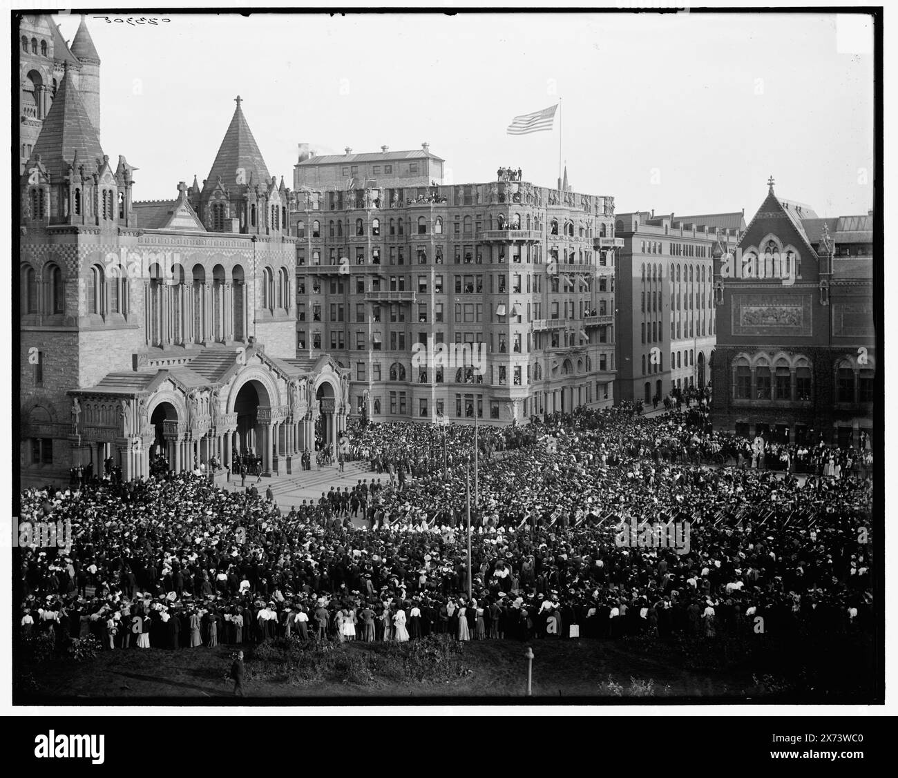 Boston Ancients entrant dans l'église de la Trinité (Copley Square), Boston, Mass., titre de la veste., partie de la cérémonie d'accueil de Londres honorables ; CFD négatif D4-16710., '1618' sur négatif., Detroit Publishing Co. no. 033308., Gift ; State Historical Society of Colorado ; 1949, rites & Ceremonies. , Églises anglicanes. , Foules. , Plazas. , États-Unis, Massachusetts, Boston. Banque D'Images