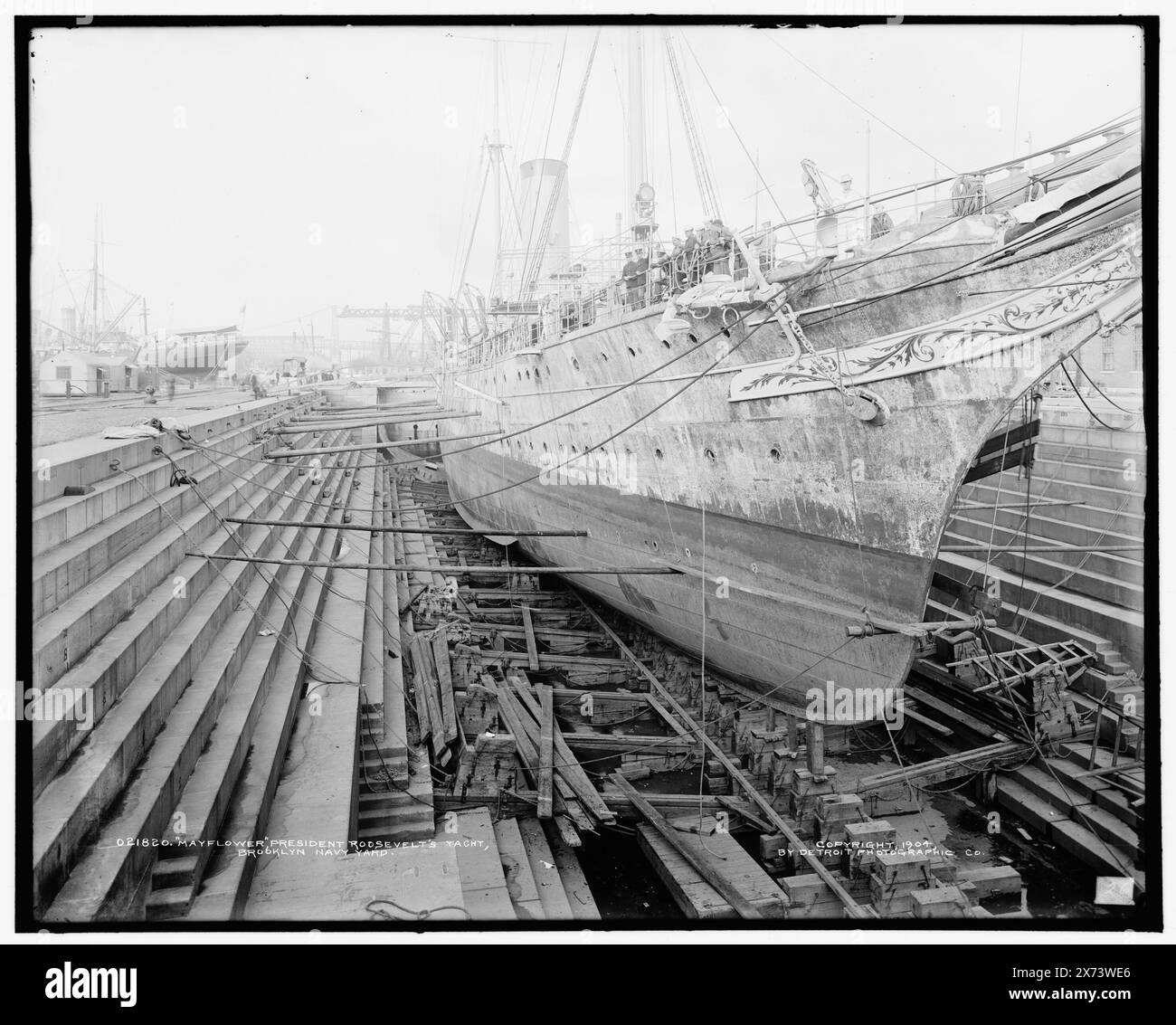 Mayflower, President Roosevelt's i.e. Theodore Roosevelt's yacht, Brooklyn Navy Yard, '26' sur négatif., Detroit Publishing Co. no. 021820., Gift ; State Historical Society of Colorado ; 1949, Mayflower (Yacht), Brooklyn Navy Yard (New York, New York), Yachts. , Chantiers navals et stations navales. , États-Unis, New York (State), New York. Banque D'Images