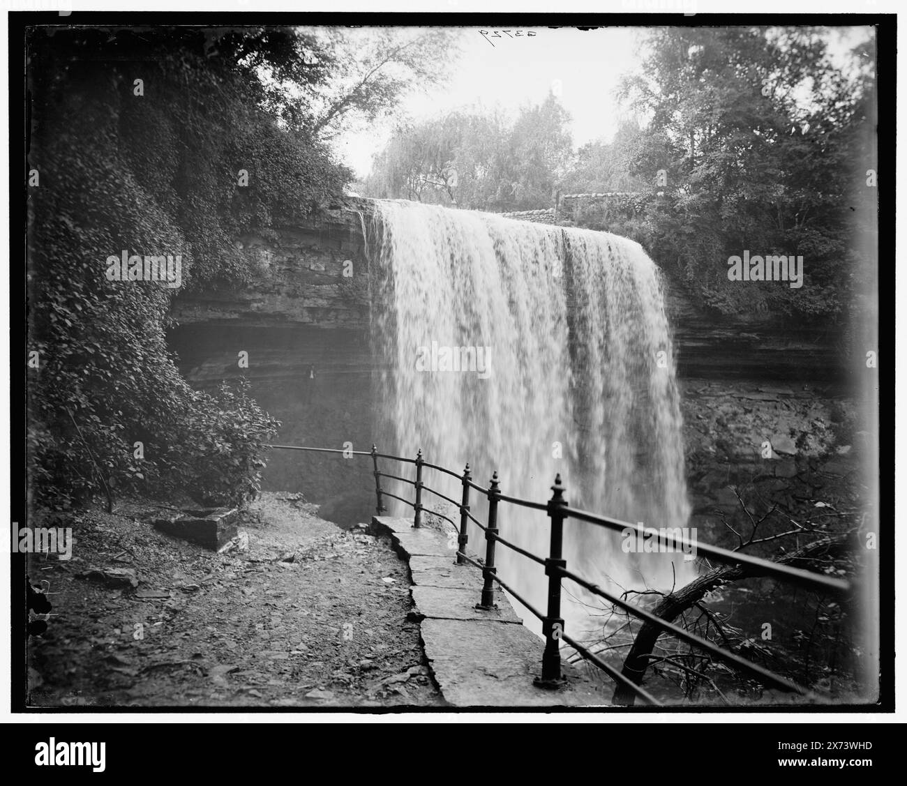 Minnehaha Falls, Minneapolis, Minnesota, titre tiré de la veste., 'G 2141' sur négatif., Detroit Publishing Co. No. 033729., Gift ; State Historical Society of Colorado ; 1949, Waterfalls. , États-Unis, Minnesota, Minneapolis. Banque D'Images