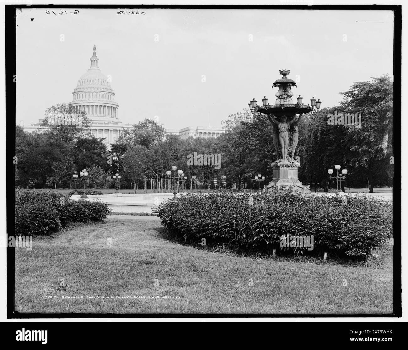 Fontaine Bartholdi dans les jardins botaniques, Washington, DC, transparent en verre correspondant (avec le même code de série) disponible sur le cadre vidéodisque 1A-30878., Capitole des États-Unis en arrière-plan., 'G 1690' sur négatif., Detroit Publishing Co. No. 070079., Gift ; State Historical Society of Colorado ; 1949, Capitols. , Fontaines. , Jardins botaniques. , États-Unis, District of Columbia, Washington (D.C.) Banque D'Images
