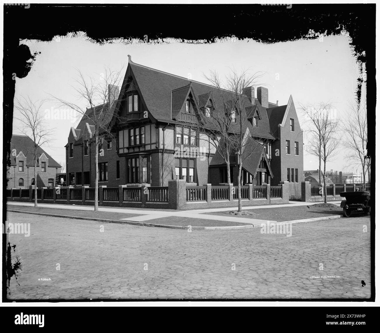 Résidence de A. Buhl, avenue Iroquois du nord-ouest, Detroit, Mich., titre de la veste., possiblement Arthur Hiram Buhl (1878-1935) résidence., Detroit Publishing Co. 043668., Gift ; State Historical Society of Colorado ; 1949, Dwellings. , États-Unis, Michigan, Detroit. Banque D'Images