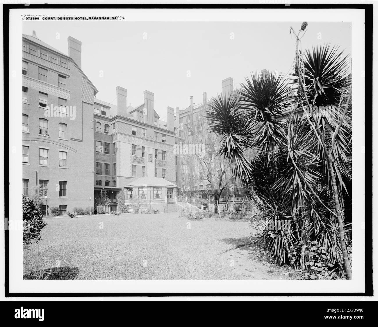 Court, de Soto Hotel, Savannah, Ga, Detroit Publishing Co. No. 072699., Gift ; State Historical Society of Colorado ; 1949, Hôtels. , Resorts. , Palms. , États-Unis, Géorgie, Savannah. Banque D'Images