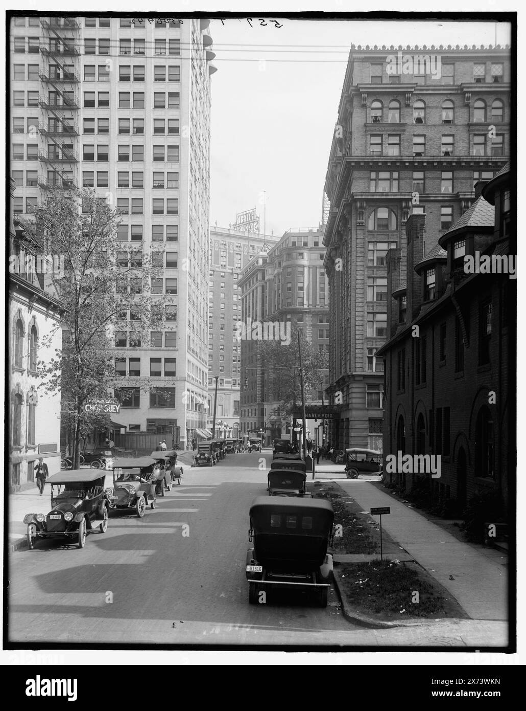 Park Boulevard canyon, Detroit, Mich., titre tiré de la veste., '527-T' sur négatif., Detroit Publishing Co. no. 500942., Gift ; State Historical Society of Colorado ; 1949, commercial Facilities. , Automobiles. , Rues. , États-Unis, Michigan, Detroit. Banque D'Images