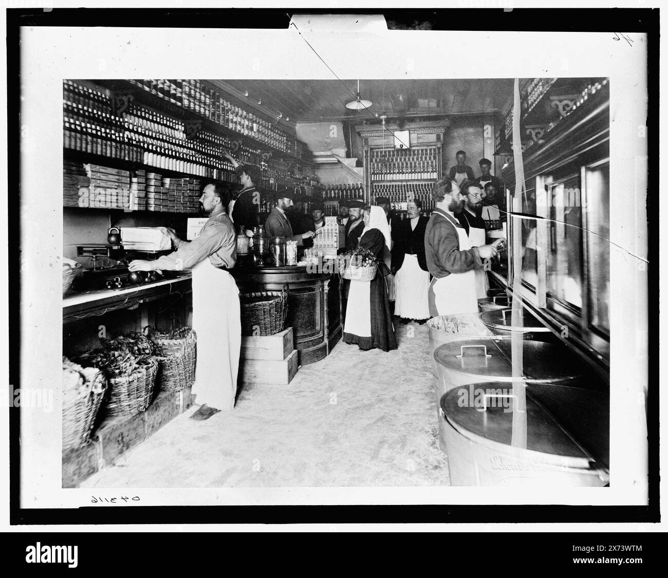 Épicerie, I.I. lapin, Moskow, Russie, titre de veste., négatif cassé dans le coin supérieur droit et scotché., 'Made Specially for the National Cash Register Company' sur la veste., '46' sur le négatif., Detroit Publishing Co. no. 043116., cadeau ; State Historical Society of Colorado ; 1949, épiceries. , Intérieurs. , Caisses enregistreuses. , Russie (Fédération), Moscou. Banque D'Images