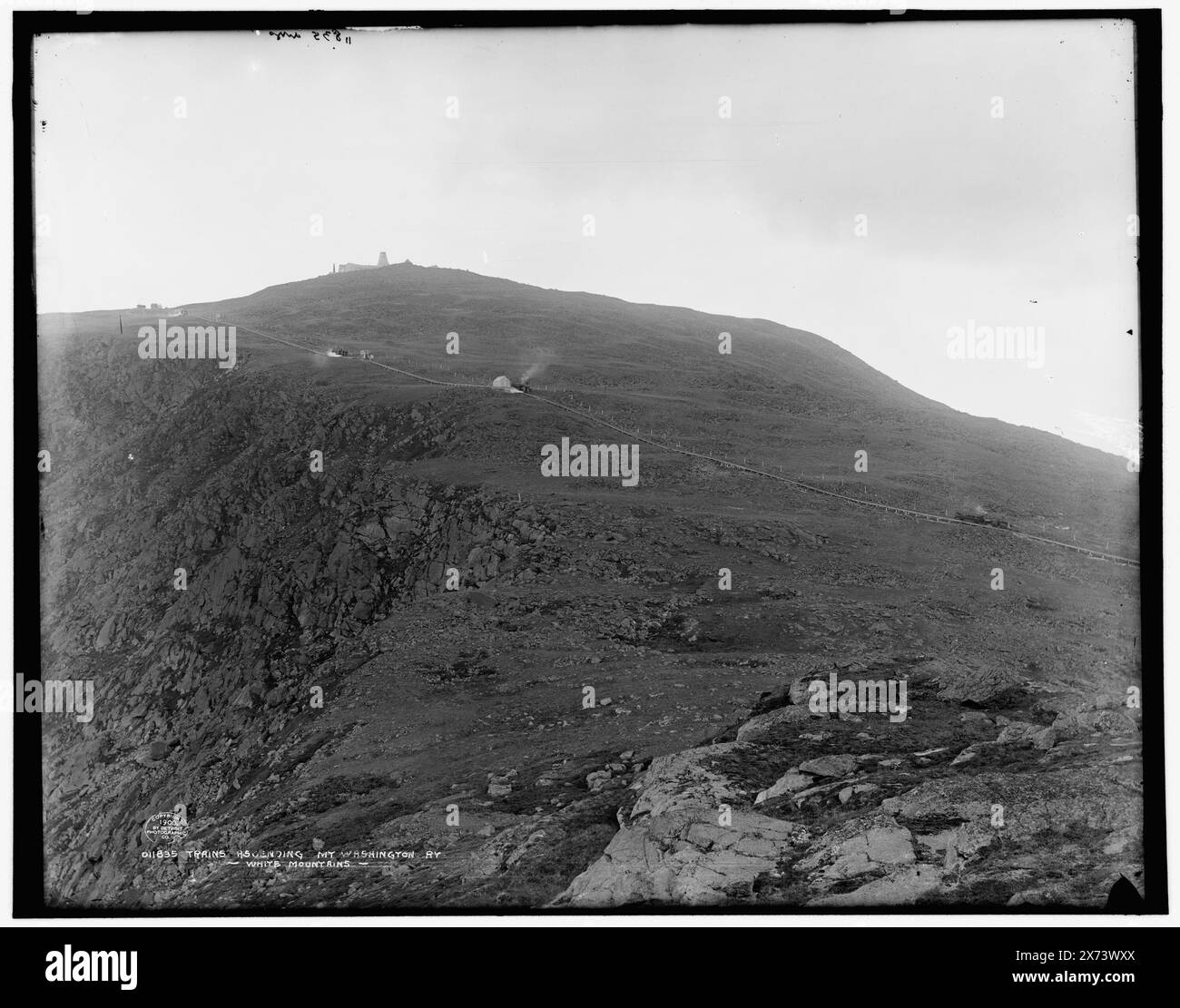 Train ascendant, Mt. Washington Ry., White Mountains, 'DUP' sur négatif., Detroit Publishing Co. No. 011835., Gift ; State Historical Society of Colorado ; 1949, Mount Washington Railway. , Chemins de fer de montagne. , Montagnes. , États-Unis, New Hampshire, White Mountains. , États-Unis, New Hampshire, Washington, Mount. Banque D'Images