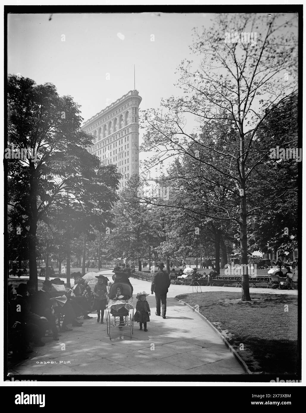 New York, New York, Flatiron Bldg. De Madison Square Park, titre de Veste., Detroit Publishing Co. No. 033081 DUP., Gift ; State Historical Society of Colorado ; 1949, Office Buildings. , Gratte-ciel. , Voitures d'enfants. , Parcs. , États-Unis, New York (State), New York. Banque D'Images