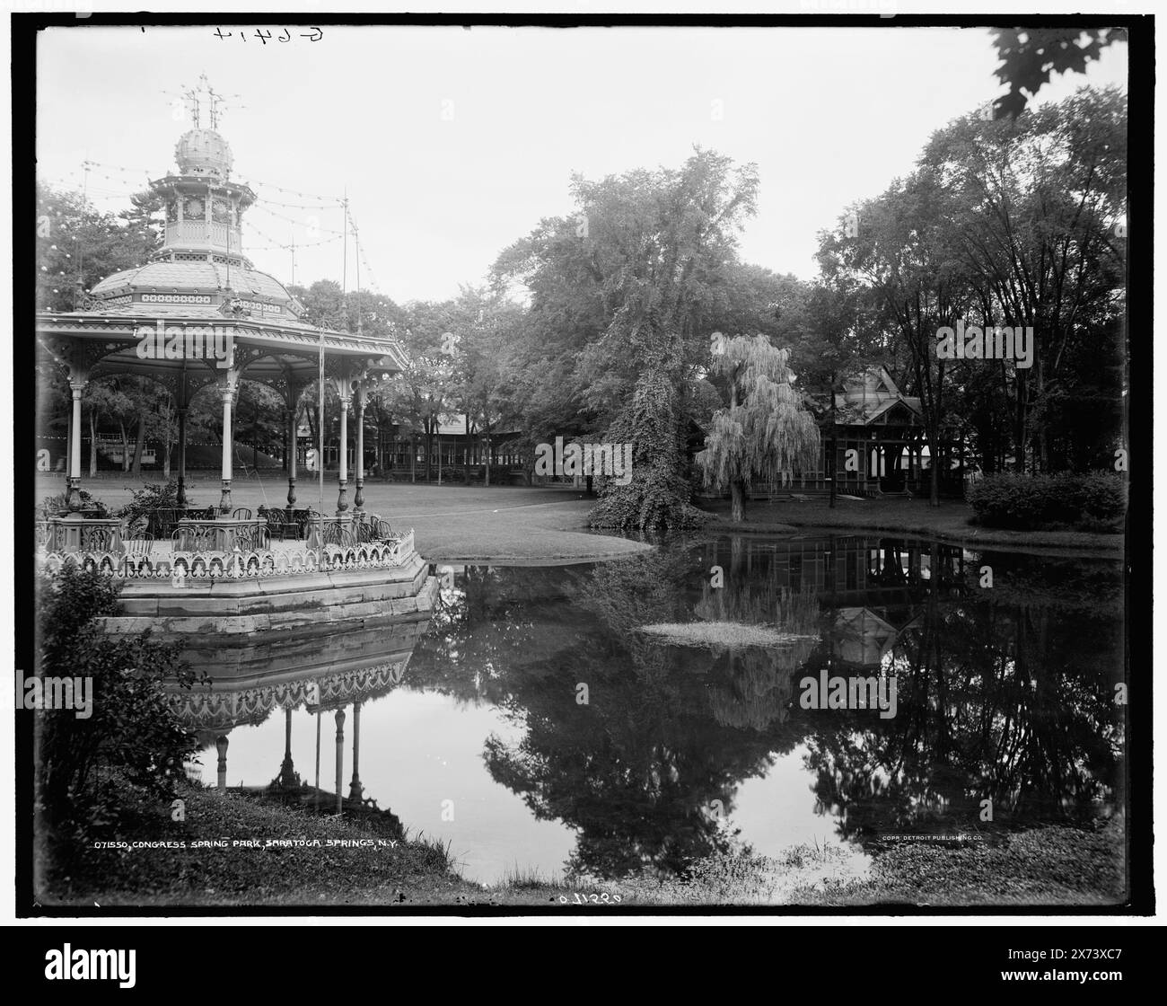 Congress Spring Park, Saratoga Springs, New York, 'G 6414' sur négatif., Detroit Publishing Co. no. 071550., Gift ; State Historical Society of Colorado ; 1949, Parks. , Lacs et étangs. , Bandstands. , États-Unis, New York (State), Saratoga Springs. Banque D'Images