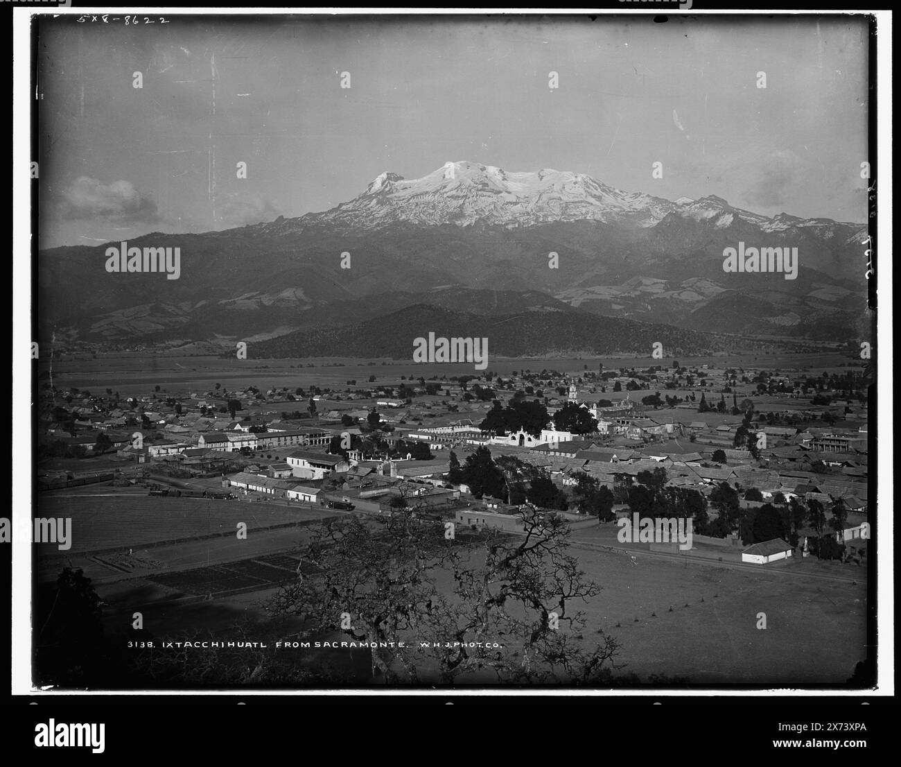 Ixtacchihuatl sic de Sacramonte, 'WHJ Phot. Co' sur négatif., '8622' sur négatif., Detroit Publishing Co. No. 3138., Gift ; State Historical Society of Colorado ; 1949, Volcanoes. , Mexique, Iztaccihuatl. , Mexique, Amecameca de Juarez. Banque D'Images