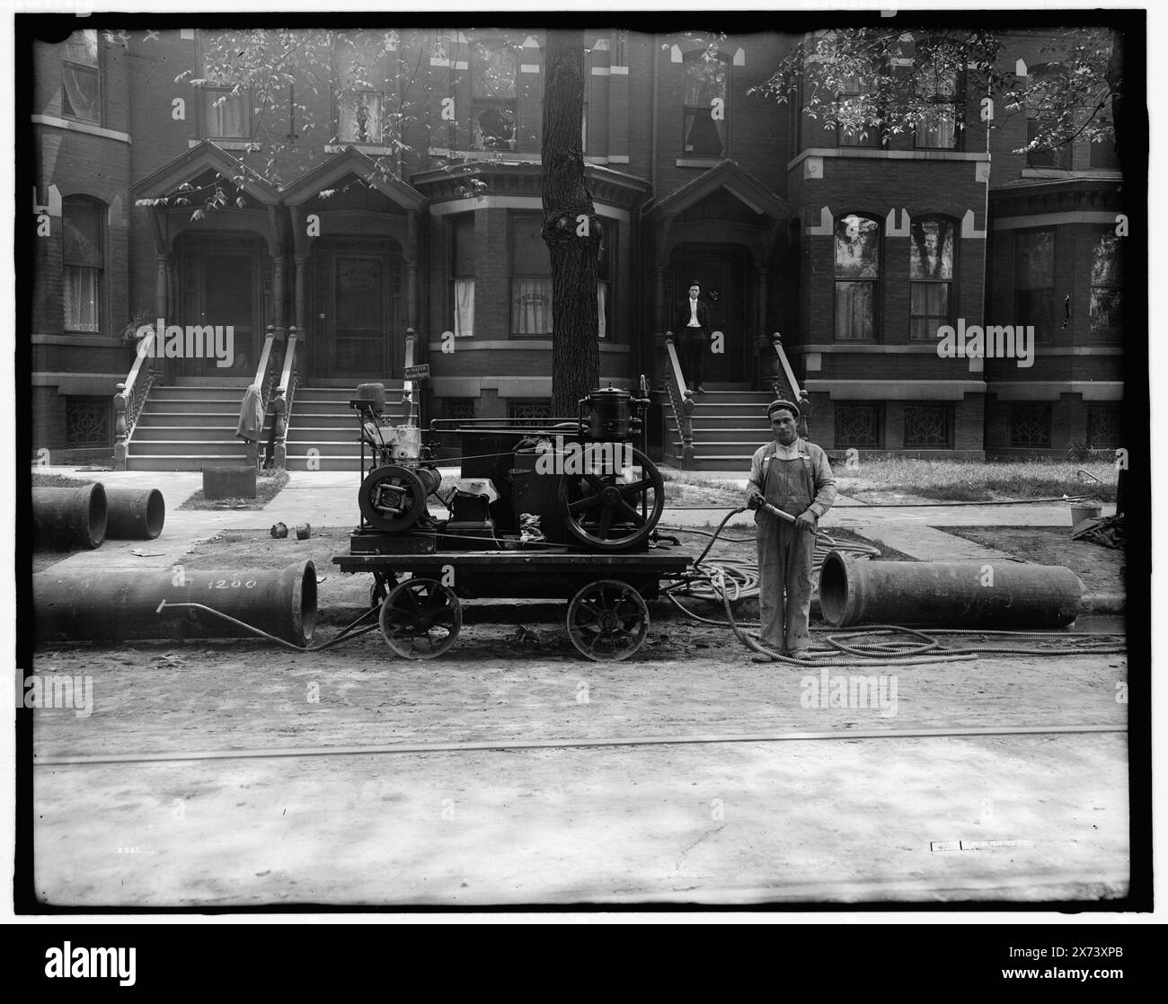 Ouvrier, faisant éventuellement la construction de pipeline pour la compagnie de gaz, avec câbles et moteur, titre conçu par cataloger., titre de veste : gaz. C., Detroit Publishing C. No. X 561., cadeau ; State Historical Society of Colorado ; 1949, Row Houses. , Tuyaux. , Sociétés de services publics. , Moteurs. Banque D'Images
