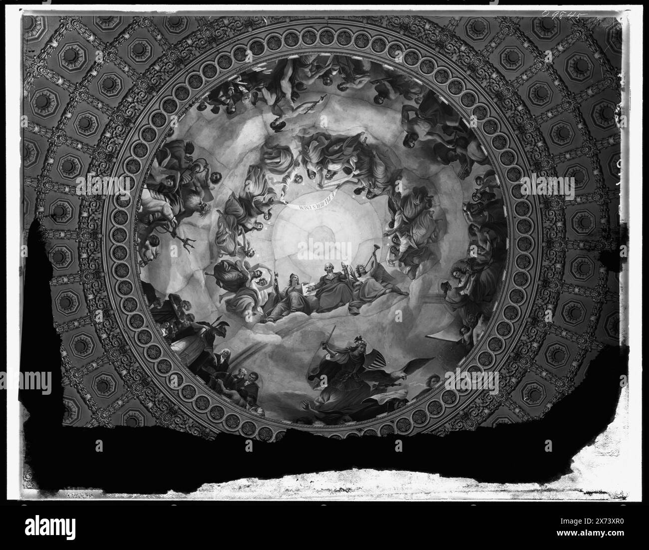 Apothéose de Washington, fresque dans la canopée du dôme, Rotunda du Capitole des États-Unis, titre conçu par cataloger., titre sur la veste : The United States Capitol, Rotunda, The Canopy, Washington, D.C. fresque de Constantino Brumidi., 'G 1682' sur négatif., transparent en verre correspondant (LC-D4-9845) disponible sur vidéodisque cadre 1A-29029., Detroit Publishing Co. no. 033478., Gift ; State Historical Society of Colorado ; 1949, Capitols. , Plafonds. , Rotundas. , Peintures murales. , États-Unis, District of Columbia, Washington (D.C.) Banque D'Images