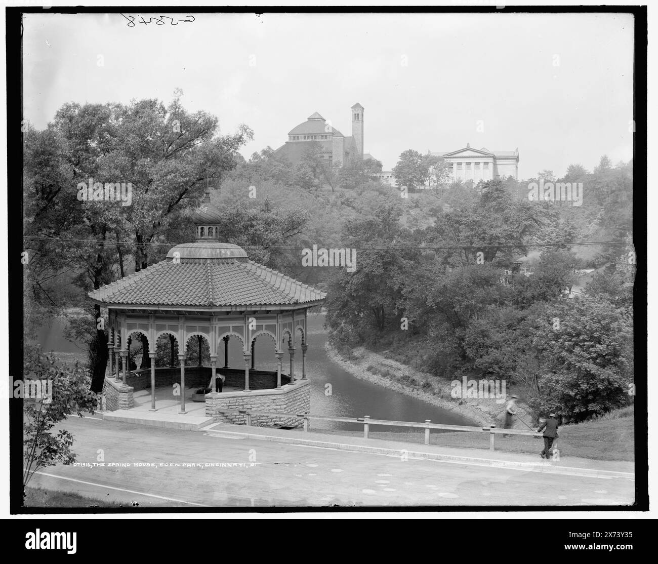The Spring House, Eden Park, Cincinnati, Ohio, 'G 5846' sur négatif., Detroit Publishing Co. No. 071316., Gift ; State Historical Society of Colorado ; 1949, Springhouses. , Parcs. , États-Unis, Ohio, Cincinnati. Banque D'Images