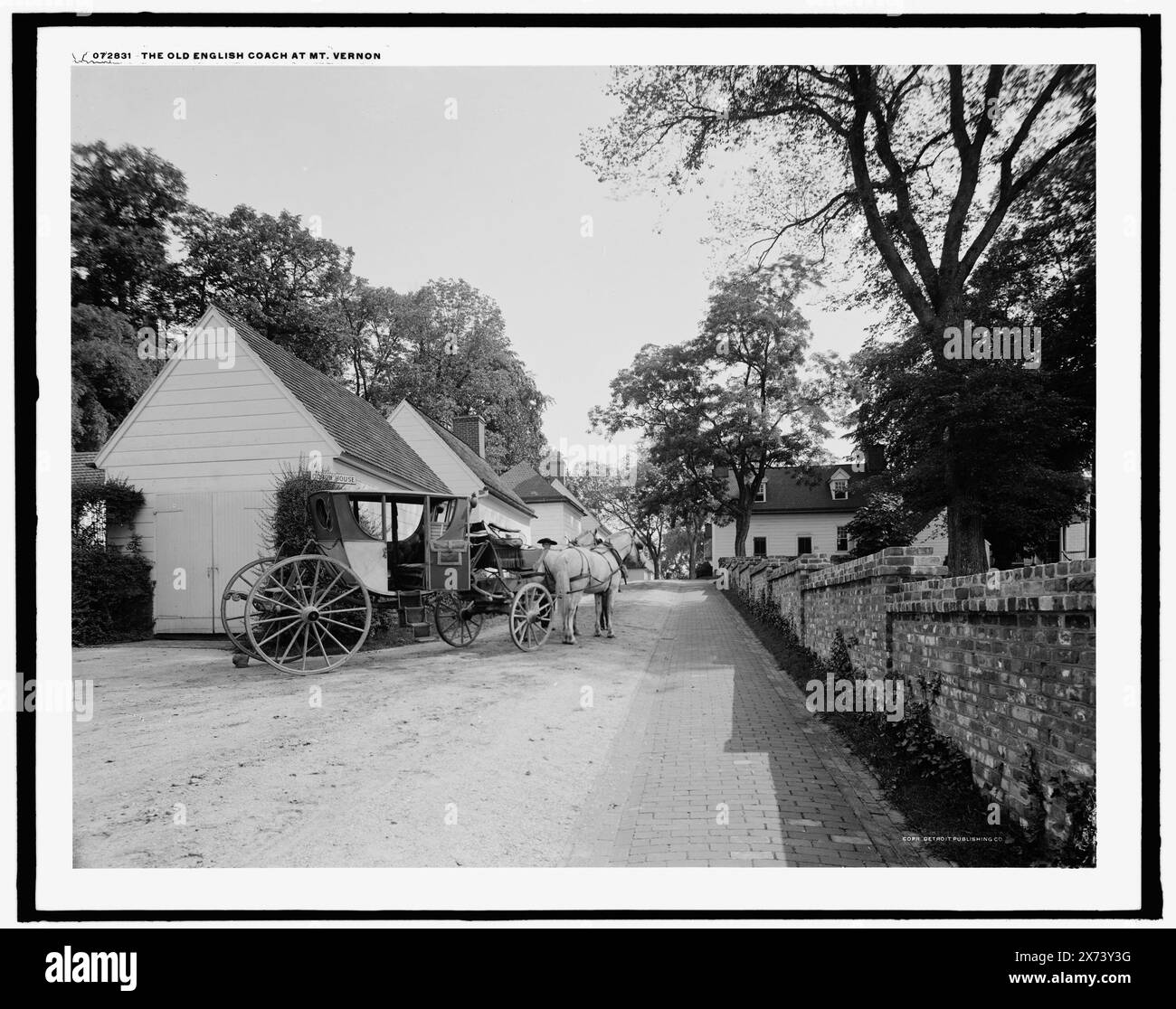 Le vieil autocar anglais à Mt. Vernon, Detroit Publishing Co. No. 072831., Gift ; State Historical Society of Colorado ; 1949, Washington, George,,, 1732-1799, maisons et repaires. , Estates. , Voitures et autocars. , États-Unis, Virginie, Mount Vernon (Estate) Banque D'Images