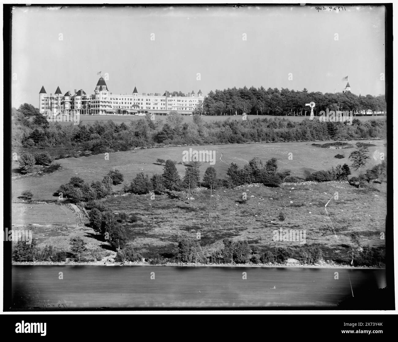 Poland Spring Hotel, South Poland, Me., titre de la veste., date basée sur le nombre qui se situe dans la plage à Detroit, catalogue J (1901)., négatif fissuré à partir du coin inférieur droit écaillé., '153 dup' sur le négatif., Detroit Publishing Co. No. 011729., Gift ; State Historical Society of Colorado ; 1949, Poland Spring House (Poland Spring, Me.) , Hôtels. , États-Unis, Maine, Pologne Spring. Banque D'Images