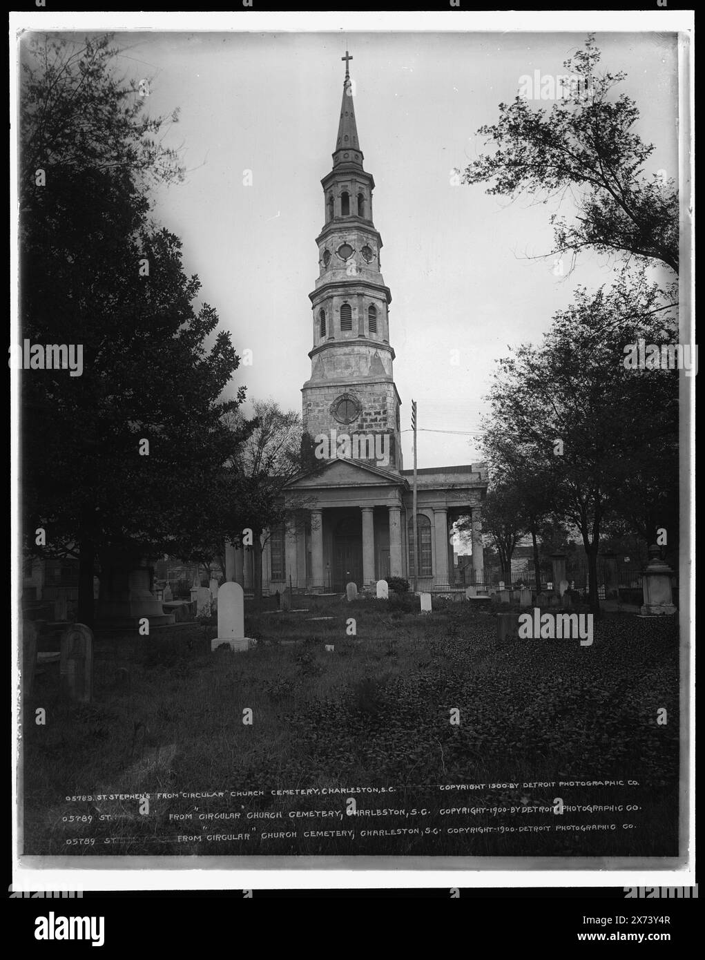 Phillip's i.e. Philip's Church et Circular Church Cemetery, Charleston, S.C., transparent en verre correspondant (même code de série) disponible sur le cadre du vidéodisque 1A-28942. Le titre de transparence identifie à tort l'église comme étant un membre de Stephen., Detroit Publishing Co. No. 05789., Gift ; State Historical Society of Colorado ; 1949, cimetières. , Églises anglicanes. , États-Unis, Caroline du Sud, Charleston. Banque D'Images