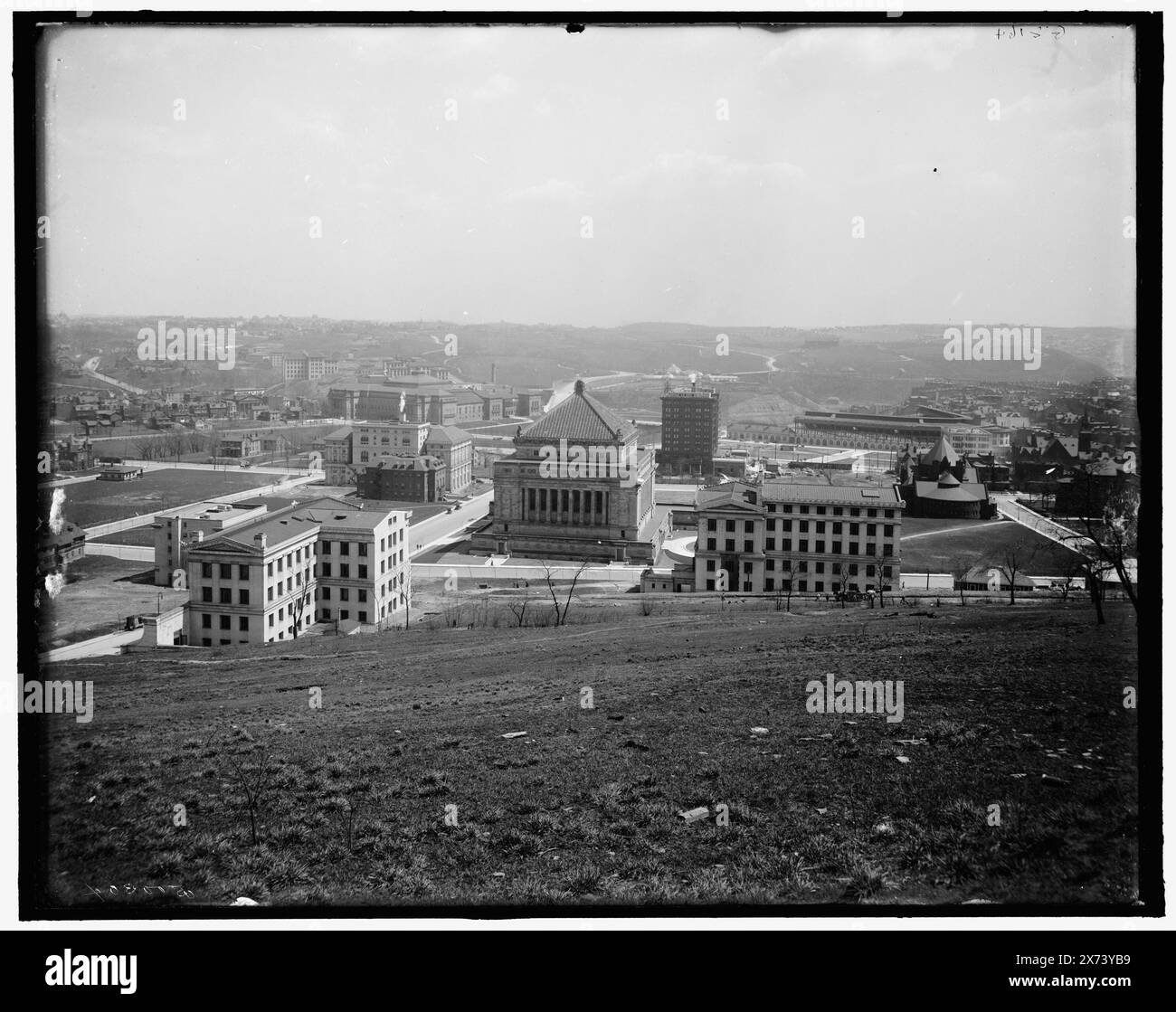 Schenley Park and Farm district, Pittsburgh, Pa., titre tiré de la veste., Memorial Hall of Allegheny County in Center., 'G 8164' sur négatif., Detroit Publishing Co. No. 500304., Gift ; State Historical Society of Colorado ; 1949, Parks. , États-Unis, Pennsylvanie, Pittsburgh. Banque D'Images