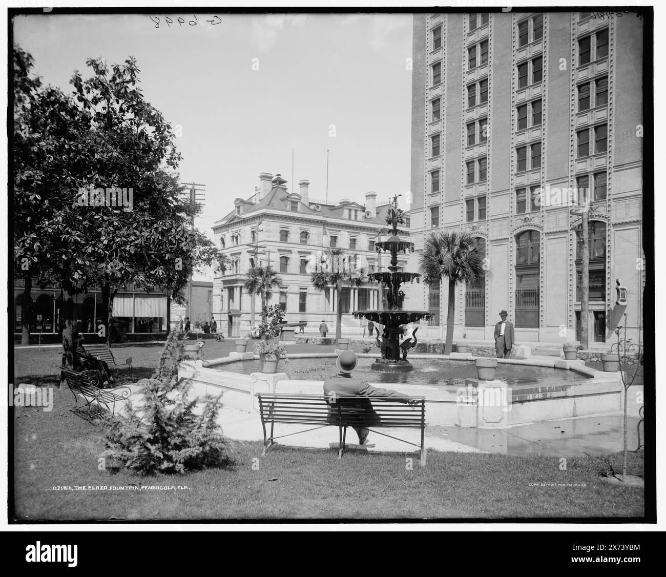 The Plaza Fountain, Plaza Ferdinand VII, Pensacola, Fla., American National Bank à droite, 'G 6998' sur négatif., Detroit Publishing Co. 071816., Gift ; State Historical Society of Colorado ; 1949, Fountains. , Plazas. , États-Unis, Floride, Pensacola. Banque D'Images