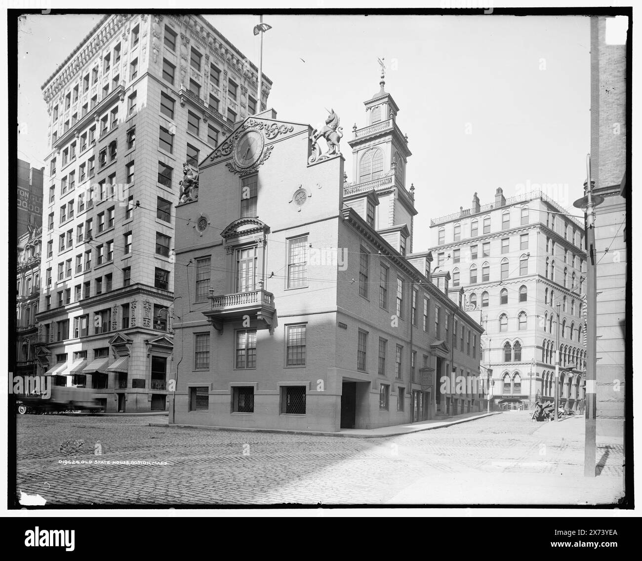 Old State House, Boston, Mass., transparent en verre correspondant (avec le même code de série) disponible sur vidéodisque cadre 1A-30573., '3260' sur négatif., Detroit Publishing Co. No. 019624., Gift ; State Historical Society of Colorado ; 1949, Capitols. , Installations commerciales. , États-Unis, Massachusetts, Boston. Banque D'Images Old State House, Boston, Mass., transparent en verre correspondant (avec le même code de série) disponible sur vidéodisque cadre 1A-30573., '3260' sur négatif., Detroit Publishing Co. No. 019624., Gift ; State Historical Society of Colorado ; 1949, Capitols. , Installations commerciales. , États-Unis, Massachusetts, Boston. Banque D'Images