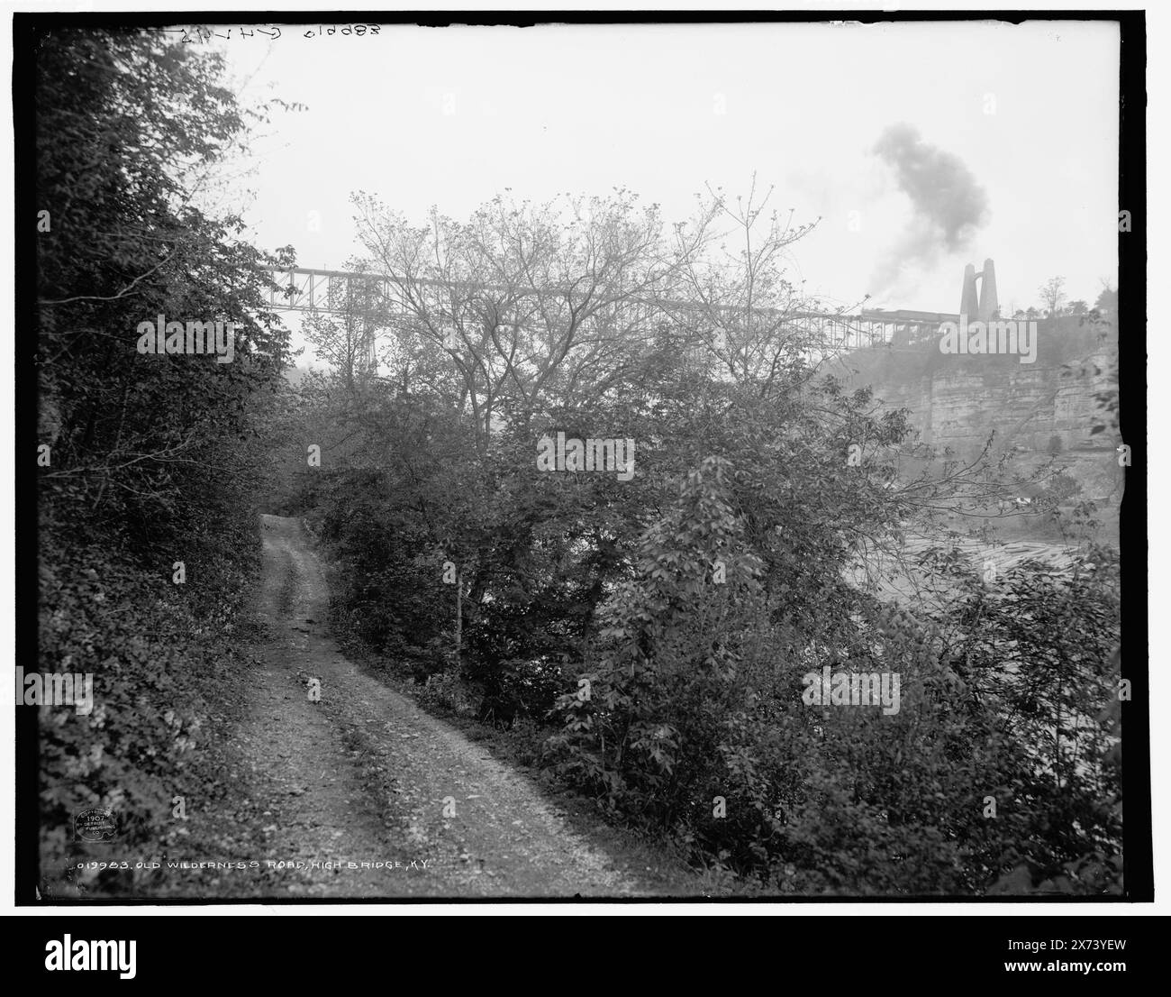 Old Wilderness Road, High Bridge, Kentucky, Railroad Bridge en arrière-plan., 'G 4245' sur négatif., Detroit Publishing Co. No. 019983., Gift ; State Historical Society of Colorado ; 1949, Roads. , Ponts de chemin de fer. , États-Unis, Kentucky, High Bridge. Banque D'Images