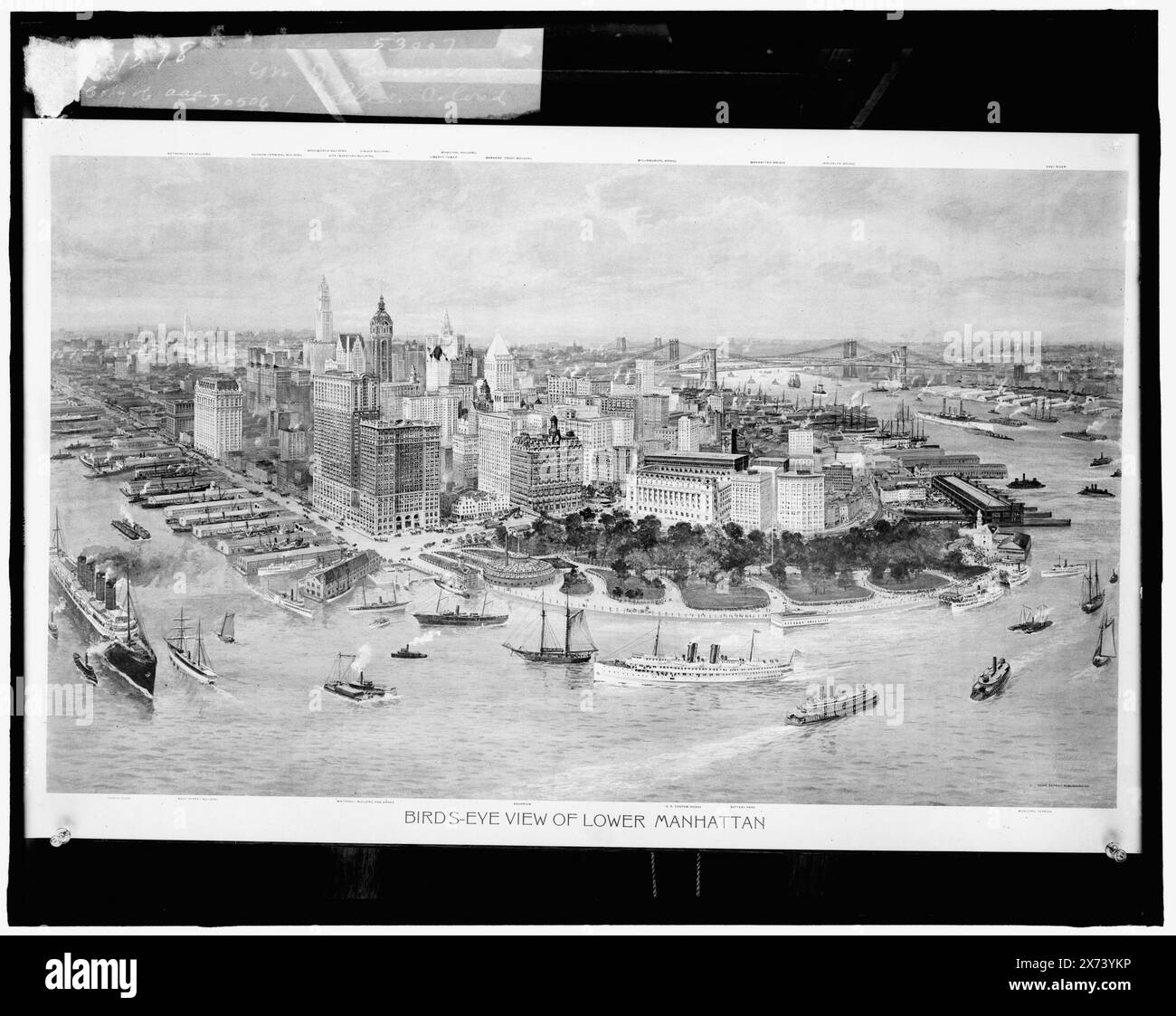 Vue à vol d'oiseau de Lower Manhattan, 'North River, West Street Building, Whitehall Building and Annex, Aquarium, U.S. Custom House, Battery Park et Municipal ferries' sur photo., photographie d'une photo signée 'M.J. Connors, copyright 1915.', Detroit Publishing Co. No. X 1598., cadeau ; State Historical Society of Colorado ; 1949, gratte-ciel. , Harbors. , Parcs. , Navires. , États-Unis, New York (State), New York. Banque D'Images
