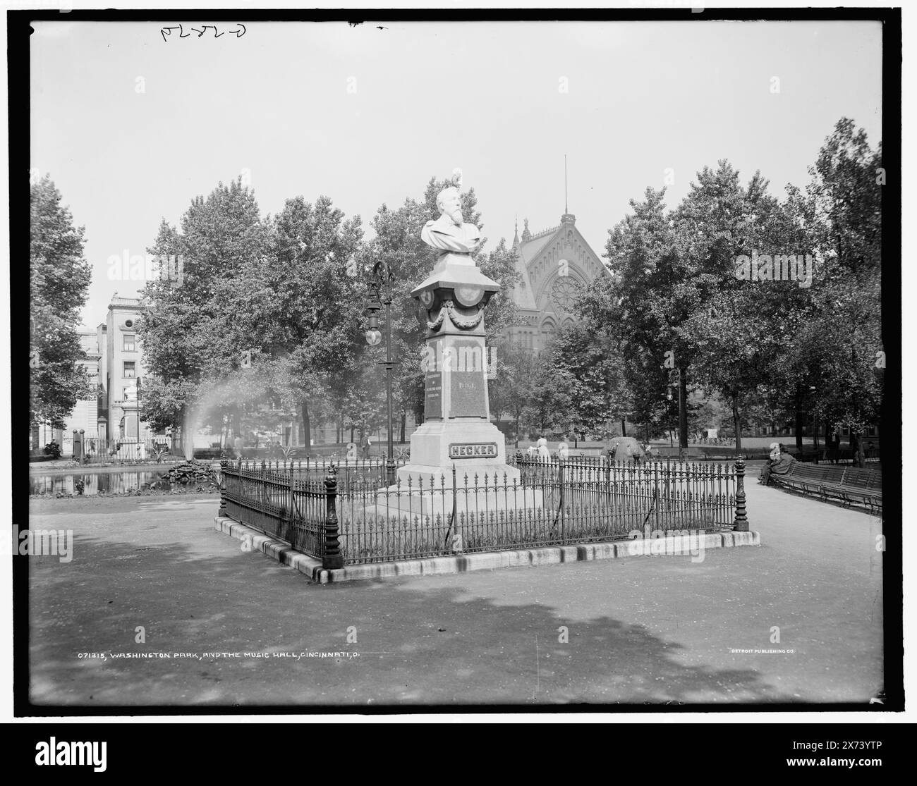 Washington Park et le Music-hall, Cincinnati, Ohio, 'Becker' sur la base du monument., 'G 5559' sur le négatif., Detroit Publishing Co. No. 071315., Gift ; State Historical Society of Colorado ; 1949, social & Civic Facilities. , Monuments et mémoriaux. , Parcs. , États-Unis, Ohio, Cincinnati. Banque D'Images