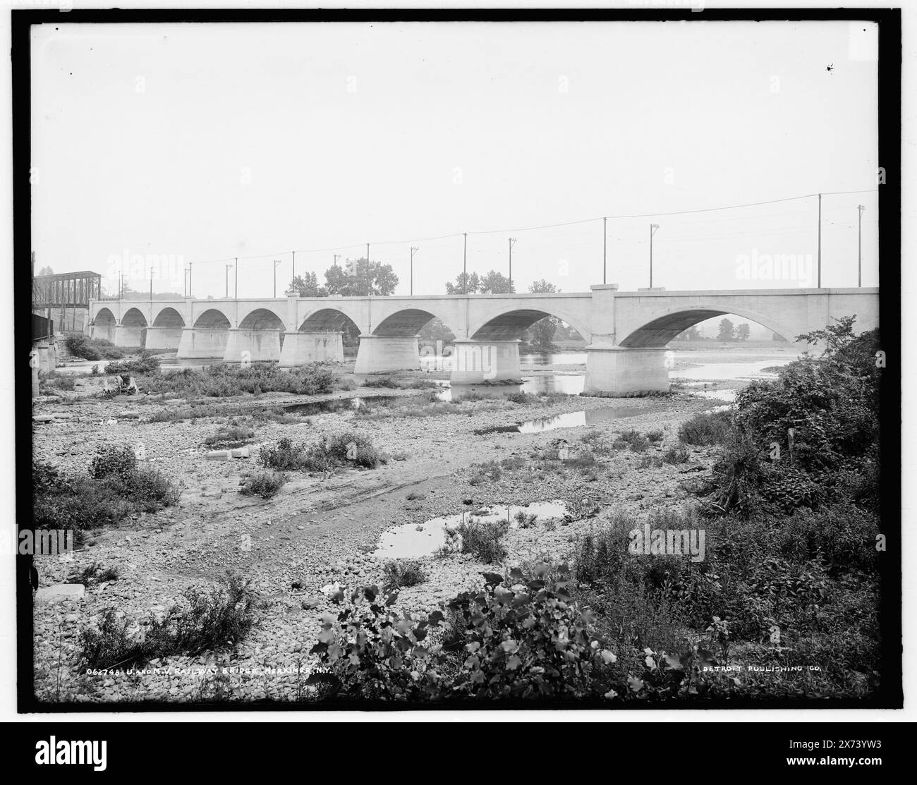U. et M.V. Utica & Mohawk Valley Railway Bridge, Herkimer, New York, '2600' sur négatif., Detroit Publishing Co. No. 062748., Gift ; State Historical Society of Colorado ; 1949, Railroad Bridges. , Rivers. , États-Unis, New York (État), Herkimer. Banque D'Images