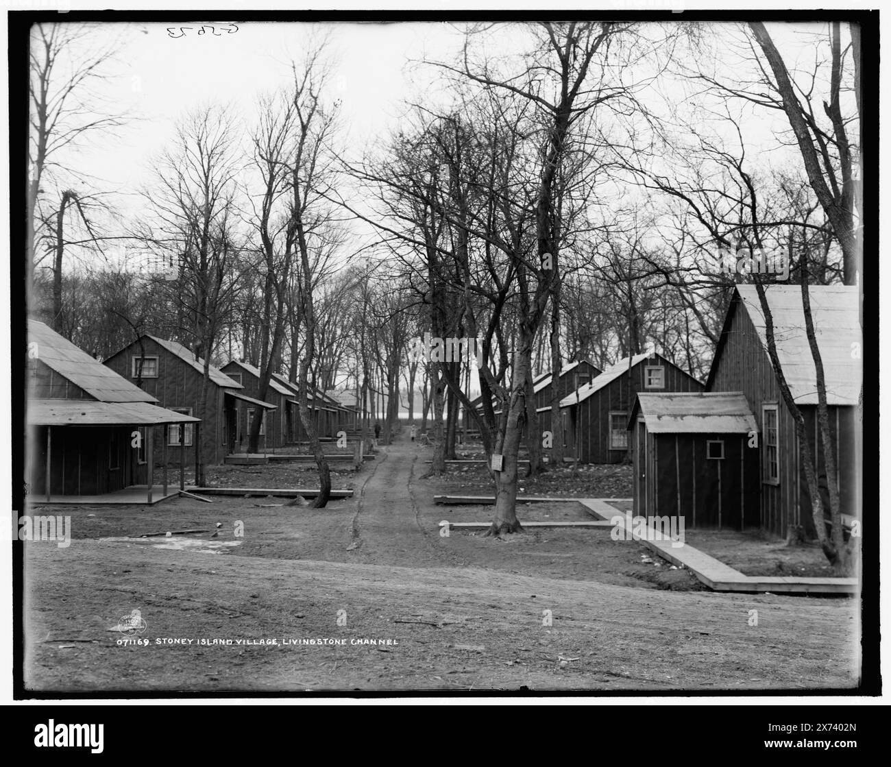 Village de Stony Island, chenal Livingstone, négatif fissuré côté droit., 'G 5673' sur négatif., Detroit Publishing Co. No. 071169., Gift ; State Historical Society of Colorado ; 1949, Dwellings. , États-Unis, Michigan, Livingstone Channel. , États-Unis, Michigan, Stony Island. Banque D'Images