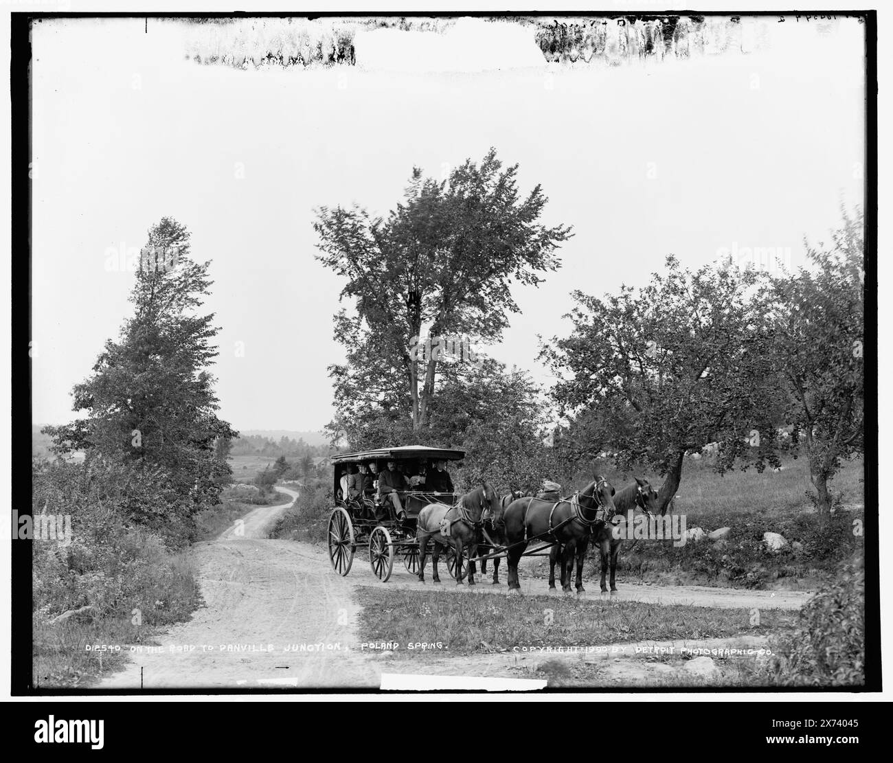 Sur la route de Danville Junction, Pologne Spring, images vidéo hors séquence ; l'ordre réel de gauche à droite est : 1A-06072, 08056., D4-10454 est la section gauche ; D4-12540 est la section droite du panorama., '305' sur négatif D4-12540., Detroit Publishing Co. Nos 012540, 010454., cadeau ; State Historical Society of Colorado; 1949, voitures et autocars. , États-Unis, Maine, Pologne Spring. Banque D'Images