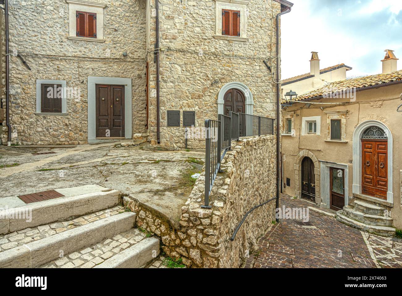 Maisons en pierre typiques avec des marches typiques dans le quartier Ricetto de la ville médiévale de Castel del Monte. Castel del Monte, Abruzzes, Italie Banque D'Images