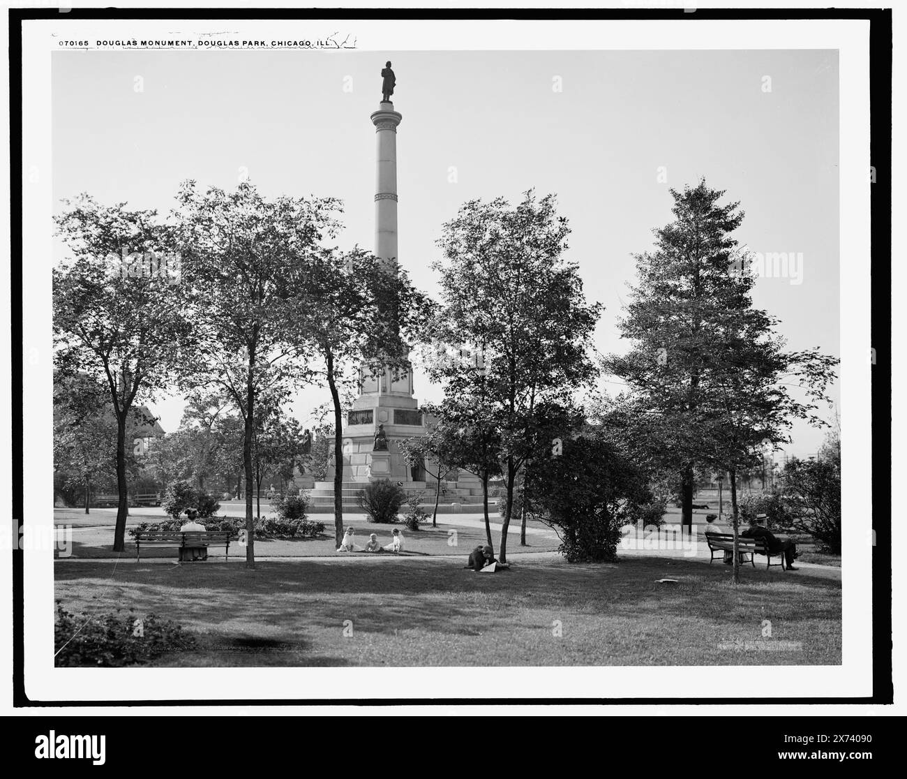 Douglas Monument, Douglas Park, Chicago, Ill., « Behm » sur négatif., négatif fissuré du centre à gauche., Detroit Publishing Co. no. 070165., Gift ; State Historical Society of Colorado ; 1949, Douglas, Stephen Arnold,, 1813-1861, monuments. , Monuments et mémoriaux. , Parcs. , États-Unis, Illinois, Chicago. Banque D'Images