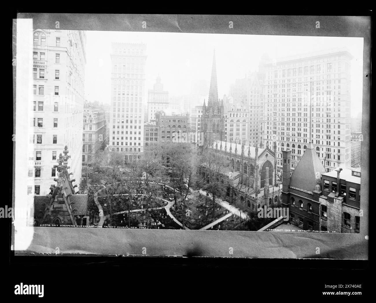 Gratte-ciel éclipsant Trinity Church, New York, '134' sur le négatif., photographie de deux tirages photographiques panoramiques inversés protégés par le droit d'auteur 1905 par Detroit Publishing Co. ; CF.négatif D4-10906 pour les originaux., Gillender Building troisième tour à partir de la gauche, Trinity Building à droite., Detroit Publishing Co. No. 010906., Gift ; State Historical Society of Colorado ; 1949, gratte-ciel. , Immeubles de bureaux. , Cimetières. , Églises anglicanes. , États-Unis, New York (State), New York. Banque D'Images
