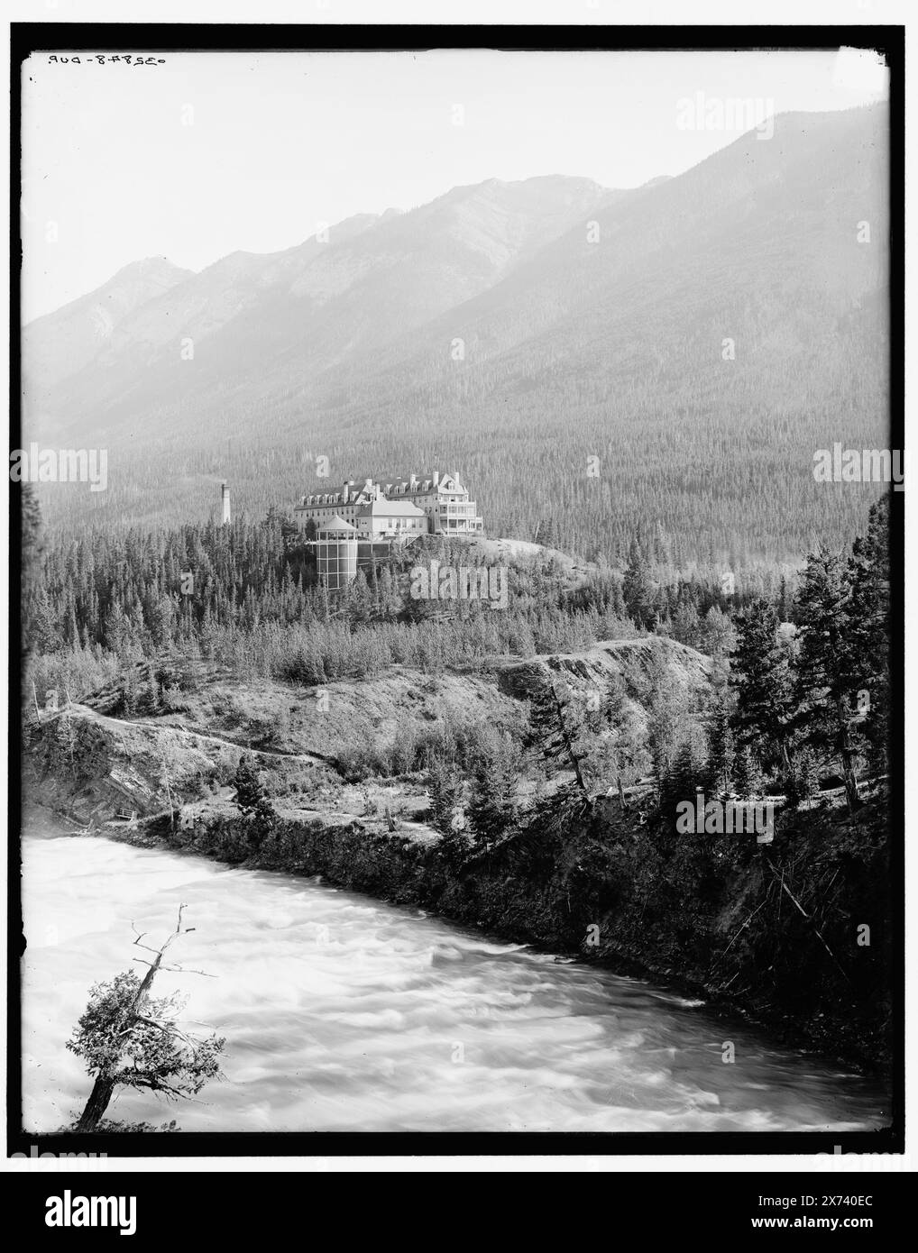 Alberta, Banff Springs Hotel & Bow River, Parc national canadien, Canada, titre tiré de la veste., '929 B' et 'dup' sur négatif., Detroit Publishing Co. No. 032848., Gift ; State Historical Society of Colorado ; 1949, Hôtels. , Rivers. , Parcs nationaux et réserves. , Canada, Alberta, Bow River. , Canada, Alberta, Parc national Banff. Banque D'Images