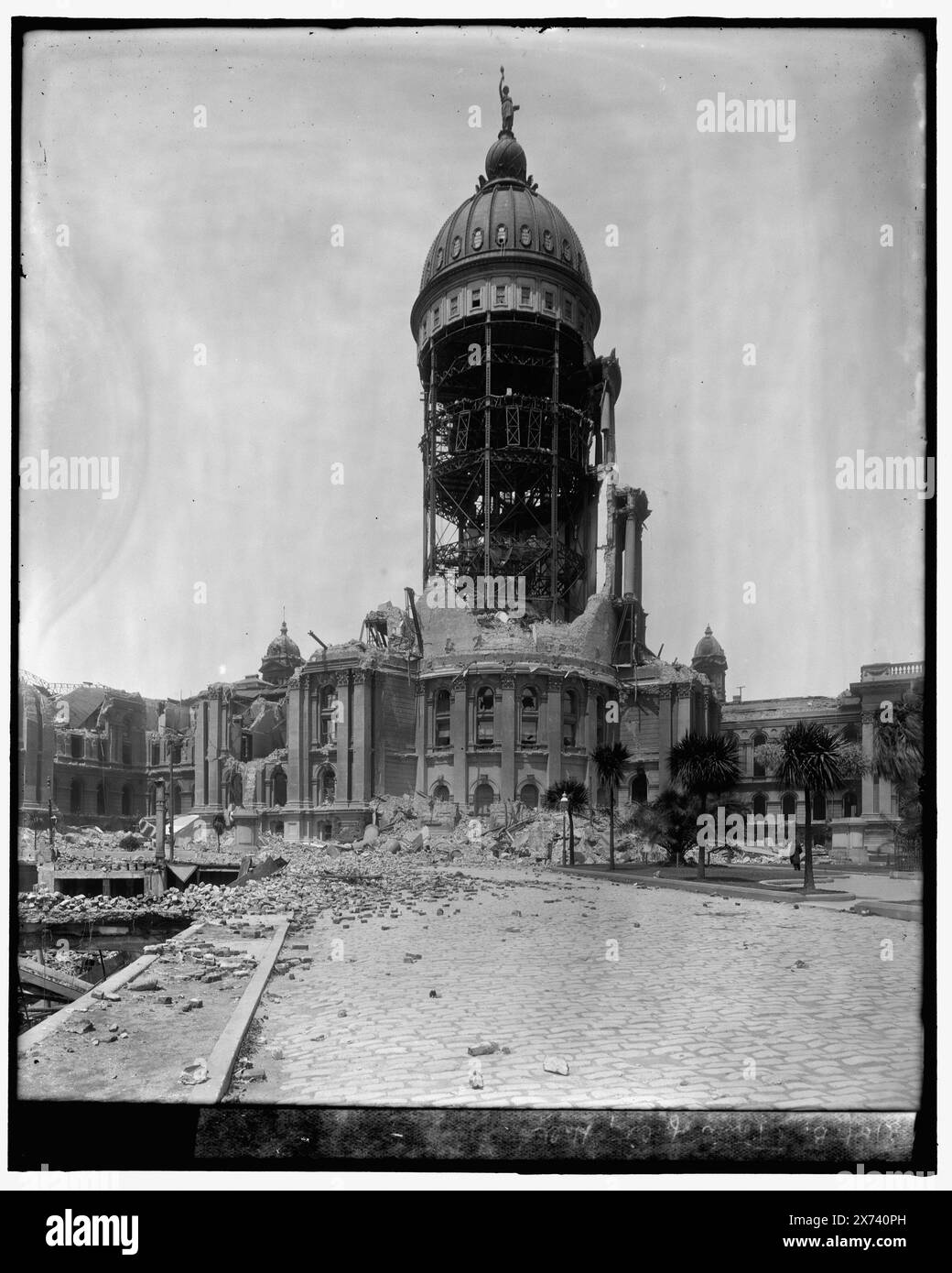 Tour de l'hôtel de ville, 1906 tremblement de terre, San Francisco, Calif, titre partiellement conçu par cataloger., '3152 A' sur négatif., No Detroit Publishing Co. no., cadeau ; State Historical Society of Colorado ; 1949, tremblements de terre. , Mairie et mairies. , États-Unis, Californie, San Francisco. Banque D'Images