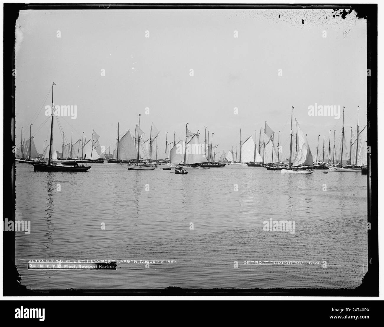 Flotte de N.Y.Y.C., port de Newport, '241' sur négatif., Detroit Publishing Co. No. 04939., Gift ; State Historical Society of Colorado ; 1949, New York Yacht Club. , Yachts. , Yacht clubs. , Harbors. , États-Unis, Rhode Island, Newport. Banque D'Images
