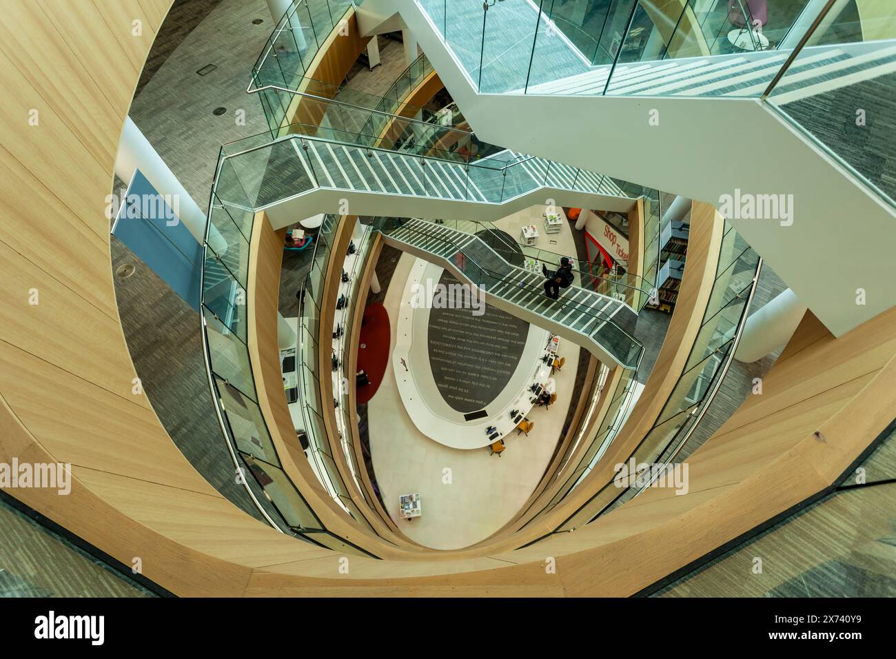 Escalier dans la bibliothèque centrale de Liverpool, Merseyside, Angleterre. Banque D'Images