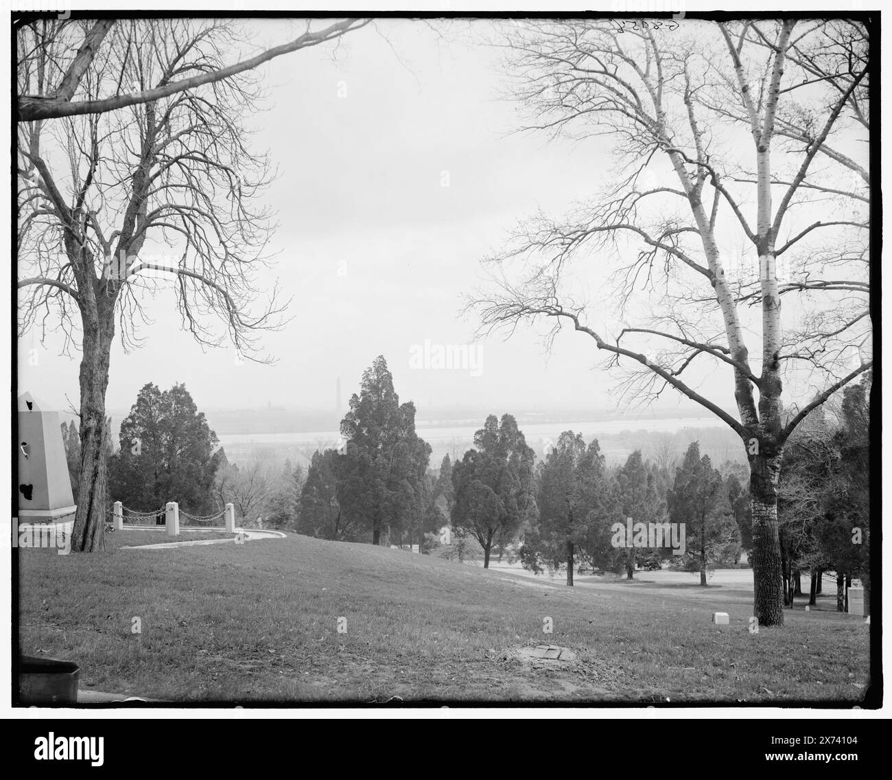 Washington et la rivière Potomac d'Arlington, Washington, DC, titre tiré de la veste., 'G 8058' sur négatif., Detroit Publishing Co. No. 039996., Gift ; State Historical Society of Colorado ; 1949, cimetières. , États-Unis, Potomac River. , États-Unis, Virginie, Arlington National Cemetery. Banque D'Images
