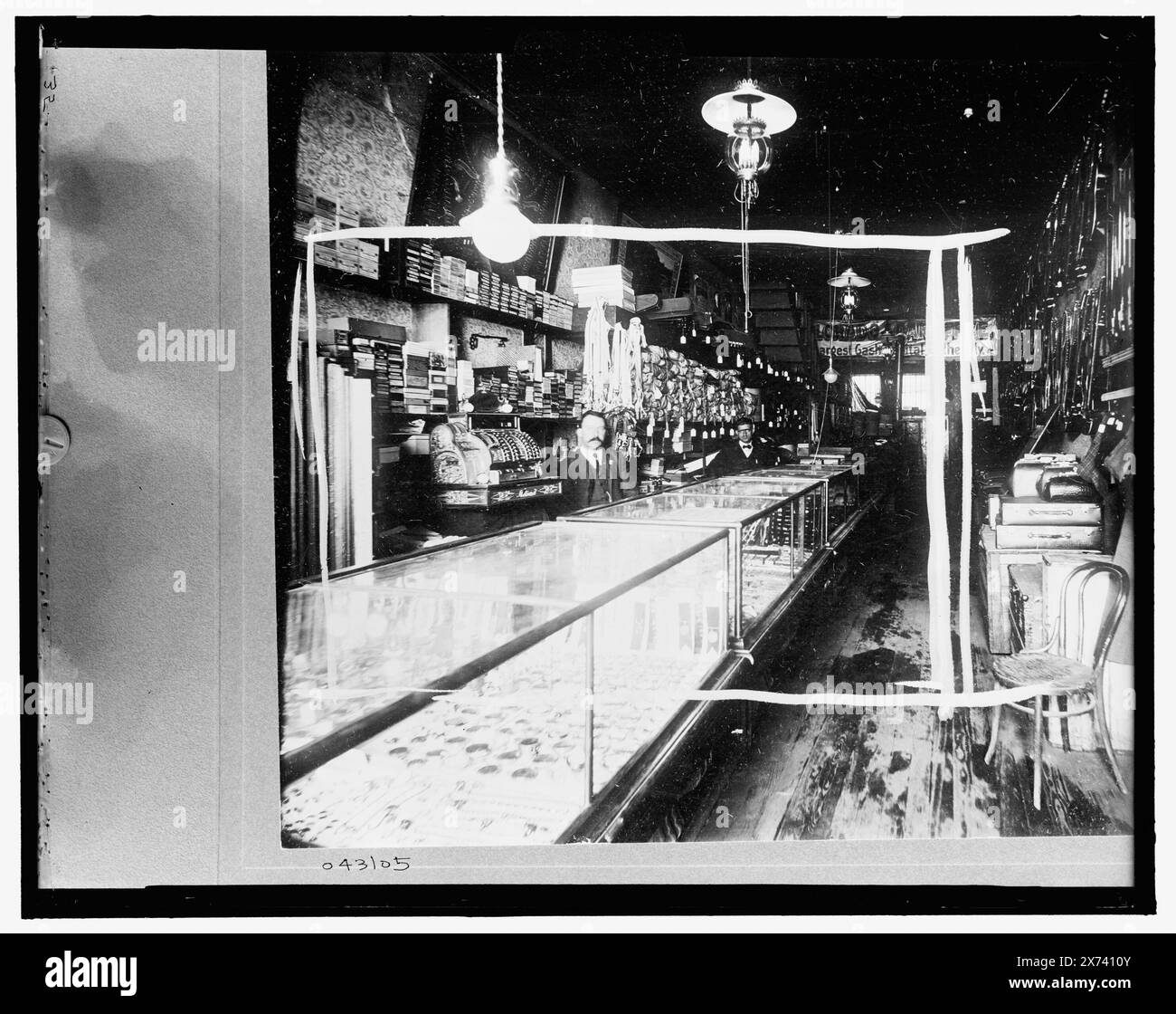 Magasin non identifié, Birmingham, Ala., titre de la veste., comprend 'Colorado Loan Office' à l'arrière du magasin., 'Made Specially for the National Cash Register Company' sur la veste., '35' sur le négatif., Detroit Publishing Co. No. 043105., cadeau ; State Historical Society of Colorado ; 1949, Stores & Shops. , Intérieurs. , Caisses enregistreuses. , États-Unis, Alabama, Birmingham. Banque D'Images