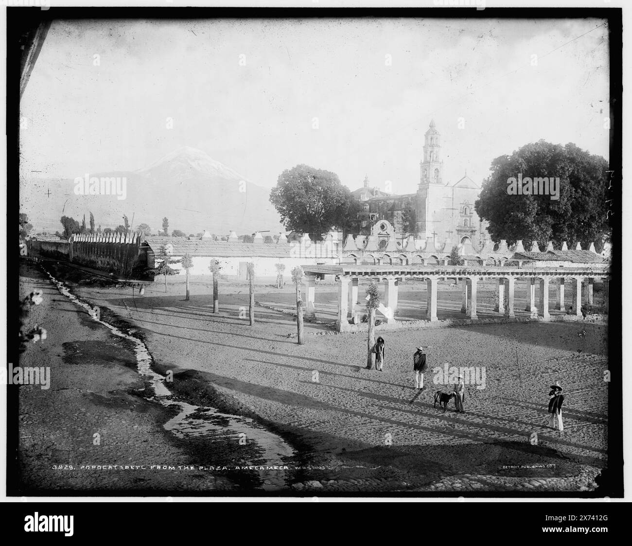 Popocatepetl from the plaza, Amecameca, titre sur négatif : Popocatapetl [sic] from the plaza, Amecameca., 'W.H.J. Phot. Co.' sur négatif et transparence. 'Photochrom Co., Detroit' sur Transparency., transparent en verre correspondant (même code de série) disponible sur vidéodisque cadre 1A-28824., Detroit Publishing Co. No. 03929., Gift ; State Historical Society of Colorado ; 1949, Volcanoes. , Plazas. , Mexique, Amecameca de Juarez. , Mexique, Popocatepetl. Banque D'Images