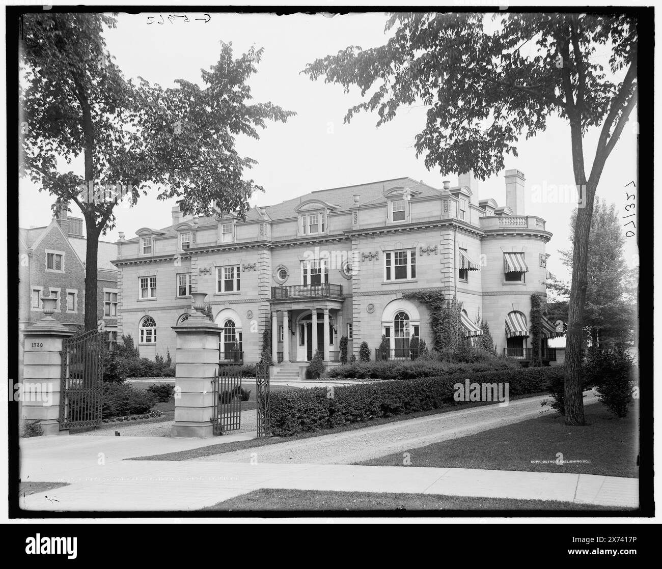 A Jefferson Ave. Avenue Residence, Detroit, Mich., selon le Detroit Historic Designation Advisory Board, il s'agit de la maison John B. Ford, située à l'époque au 8192 East Jefferson Avenue, et plus tard déménagée à, 'G 5963' sur négatif., Detroit Publishing Co. No. 071327., Gift ; State Historical Society of Colorado ; 1949, Dwellings. , États-Unis, Michigan, Detroit. Banque D'Images