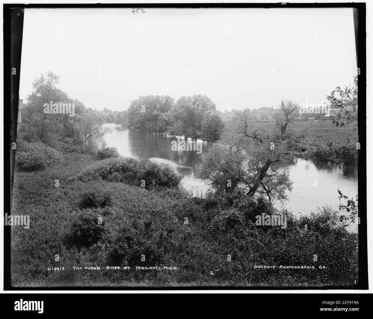The Huron River à Ypsilanti, Mich., date basée sur Detroit, catalogue J Supplement (1901-1906)., '574' on Negative., Detroit Publishing Co. No. 013615., Gift ; State Historical Society of Colorado ; 1949, Rivers. , États-Unis, Michigan, Ypsilanti. , États-Unis, Michigan, Huron River. Banque D'Images