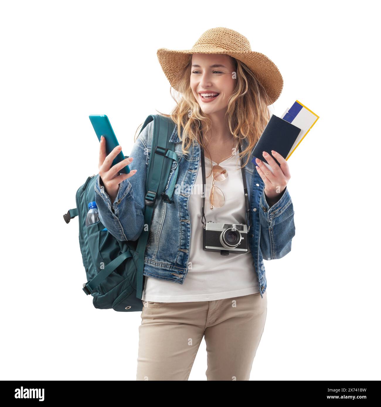 Heureuse jeune femme voyageuse touristique avec smartphone, prendre un selfie avec billet d'avion, portant un sac à dos sur les épaules, isolé sur fond blanc. CON Banque D'Images