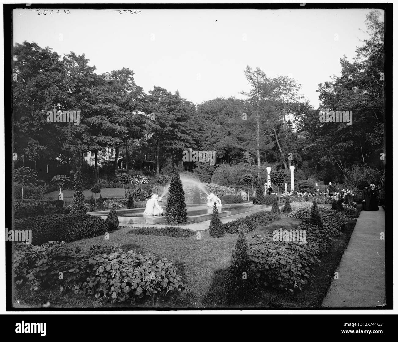 Italian Garden, Canfield (Congress Spring) Park, Saratoga, N.Y., titre tiré de la veste., 'G 2335' sur négatif., Detroit Publishing Co. No. 033575., Gift ; State Historical Society of Colorado ; 1949, Gardens. , Parcs. , États-Unis, New York (State), Saratoga Springs. Banque D'Images