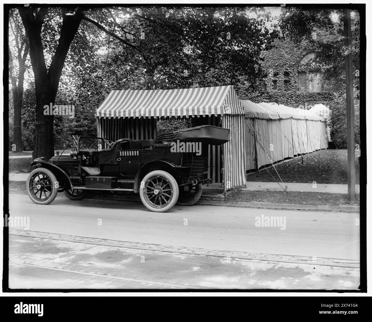 Packard automobile et tente entrée au club ou à l'habitation, Mich., titre conçu par cataloger., voiture a Michigan plaques., 'J.C. 9905' sur négatif., Detroit Publishing Co. No. X 418., cadeau ; State Historical Society of Colorado ; 1949, automobiles. , Auvents. , États-Unis, Michigan. Banque D'Images