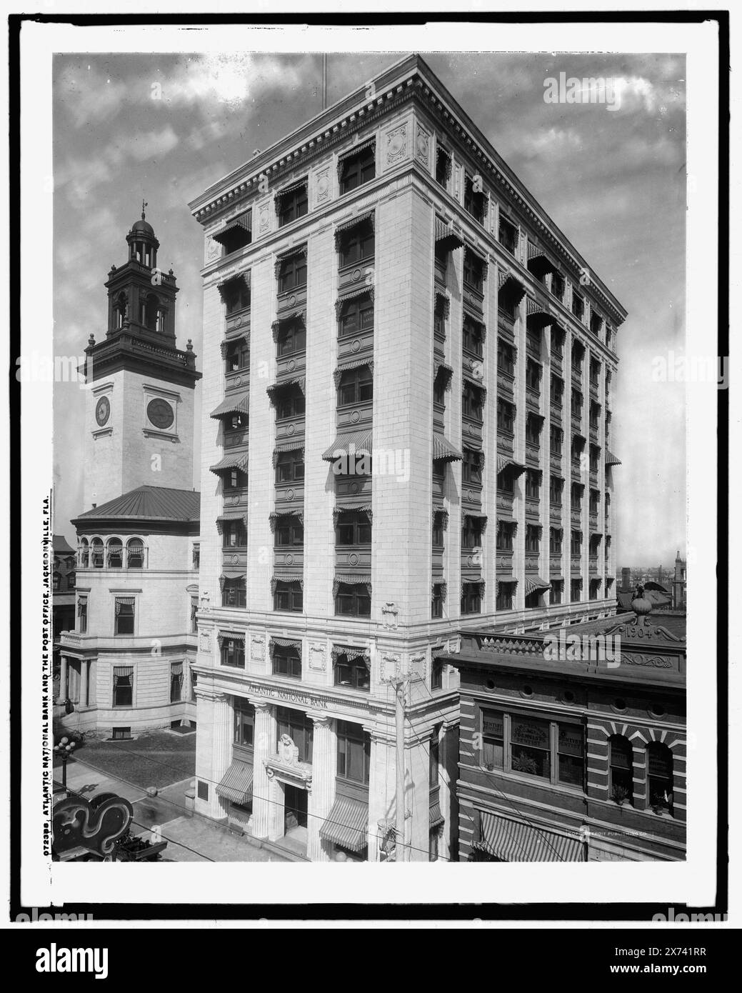 Banque nationale de l'Atlantique et le bureau de poste, Jacksonville, Fla., le bureau de poste est un bâtiment de tour carrée à gauche., Detroit Publishing Co. No. 072388., Gift ; State Historical Society of Colorado ; 1949, Banks. , Bureaux de poste. , États-Unis, Floride, Jacksonville. Banque D'Images