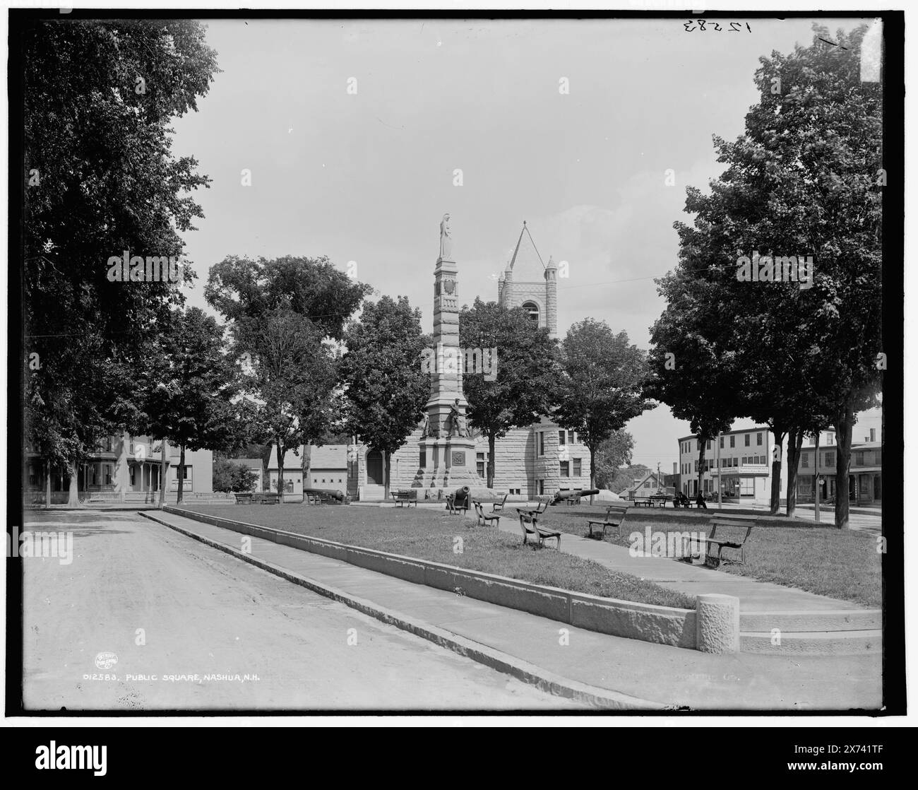 Public Square, Nashua, N.H., date basée sur Detroit, catalogue J (1901) et à la date d'achèvement de l'église en arrière-plan (1894)., '110' sur négatif., Detroit Publishing Co. No. 012583., Gift ; State Historical Society of Colorado ; 1949, monuments & Memorials. , Plazas. , États-Unis, New Hampshire, Nashua. Banque D'Images