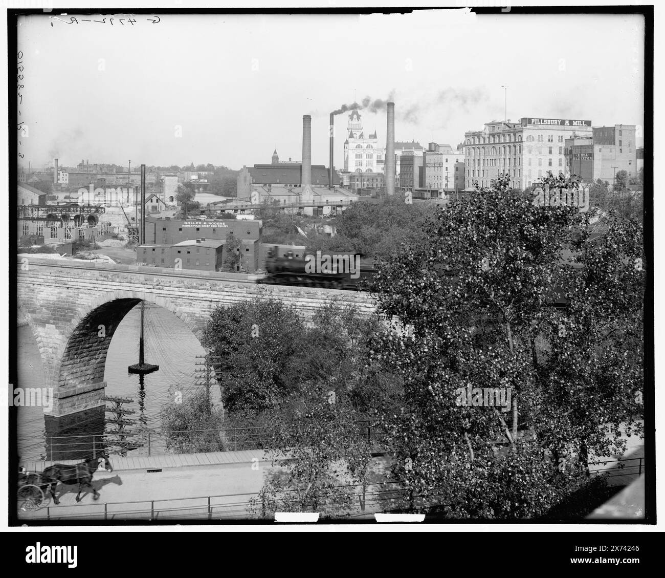 Anthony's Falls and the Milling district, Minneapolis, Minn., les images du vidéodisque sont hors séquence ; l'ordre réel de gauche à droite est 1A-10136, 10135, 10134., gauche négatif cassé en haut à droite. Négatif au centre brisé en deux morceaux à droite., 'G 4769 l' sur négatif à gauche ; 'G 4772 R' sur négatif à droite., Detroit Publishing Co. No. 015582., Gift ; State Historical Society of Colorado ; 1949, Bridges. , Installations industrielles. , États-Unis, Minnesota, Minneapolis. Banque D'Images